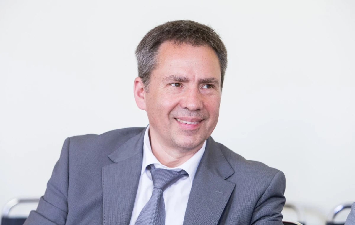 Artūras Telmentas, „Linavos” prezidiumo narys, bendrovės „Telmento autotransportas“ savininkas ir vadovas sako, kad nėra pagrindo didinti maksimalių dienpinigių, nes kainos užsienyje kai kur mažesnės, nei Lietuvoje. Juditos Grigelytės (VŽ) nuotr.