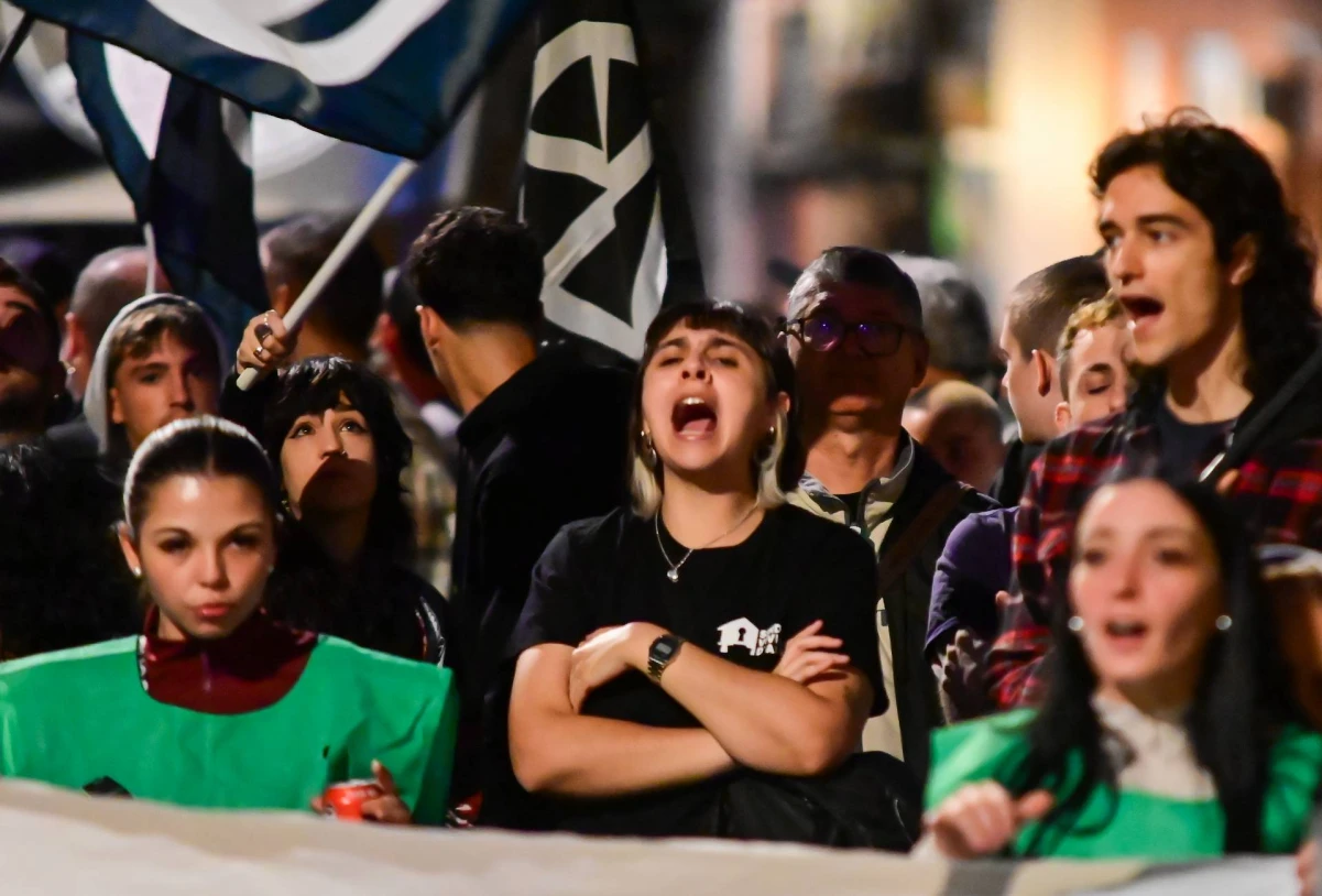 Protestas Madride „Už padorų būstą. Išvarykime iš mūsų rajonų iškeldinimo mafiją“, ginant teisę į tinkamą būstą ir protestuojant prieš privačias iškeldinimo bendroves. Richardo Zubelzu („Zuma“ / „Scanpix“) nuotr.