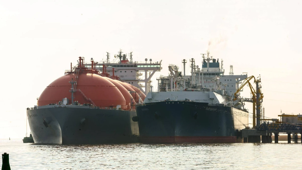 Klaipėdos uostas. Suskystintų gamtinių dujų laivas-saugykla „Independence" ir dujovežis „Arctic Voyager“. Vladimiro Ivanovo (VŽ) nuotr.