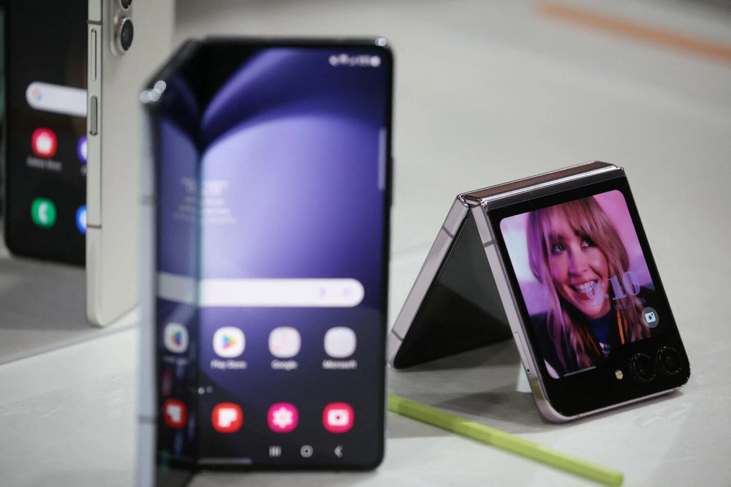 Naujieji „Samsung“ telefonai. Kim Hong-Ji („Reuters“ / „Scanpix“) nuotr.