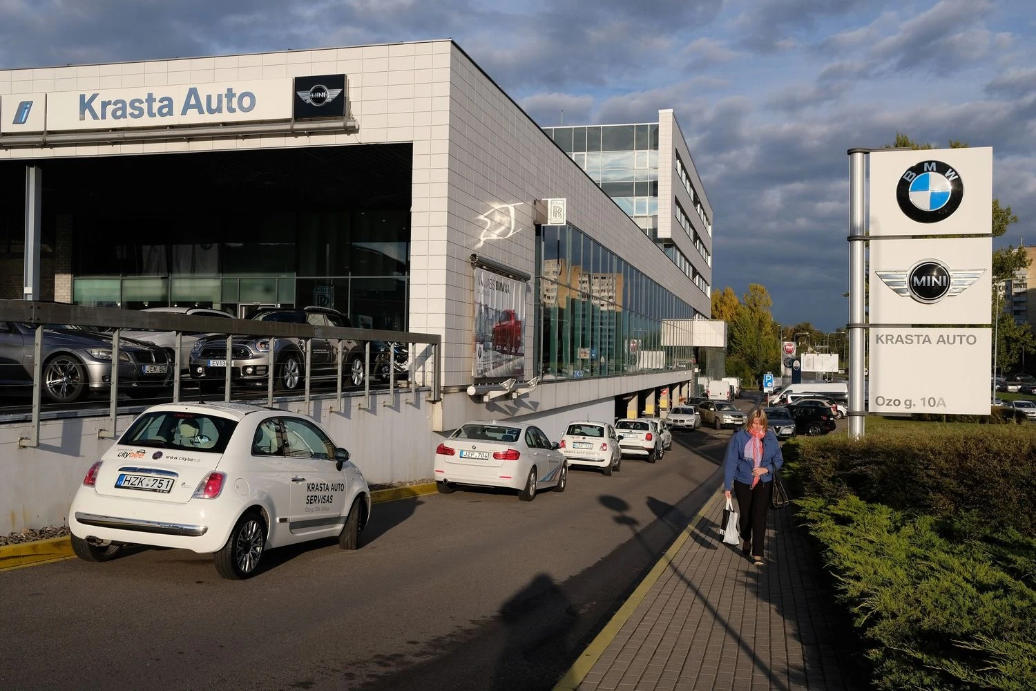 „Krasta Auto“ salonas Vilniuje. Vladimiro Ivanovo (VŽ) nuotr.