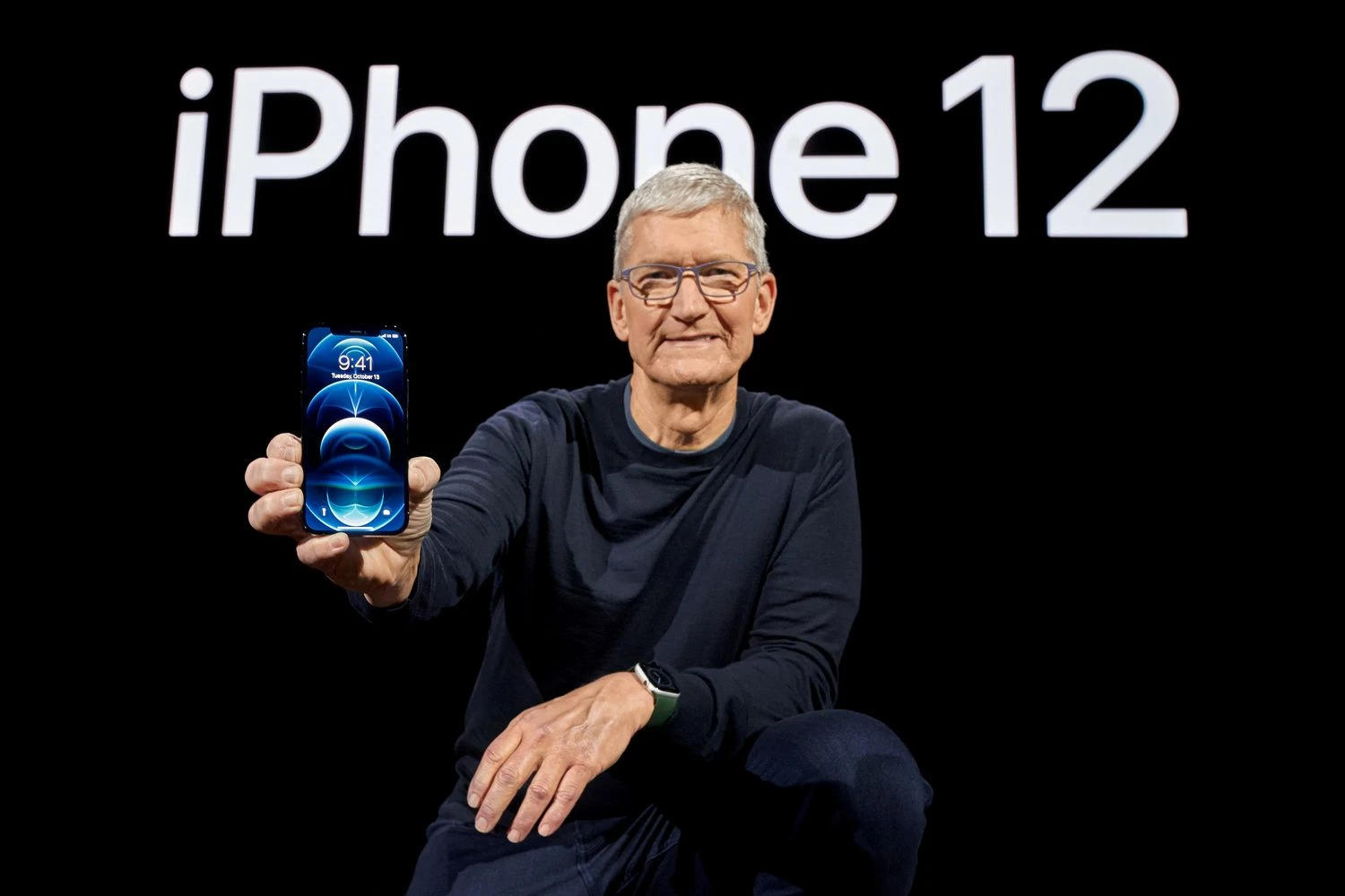 „Apple“ vadovas Timas Cookas su „iPhone 12 Pro“. „Reuters“ / „Scanpix“ nuotr.