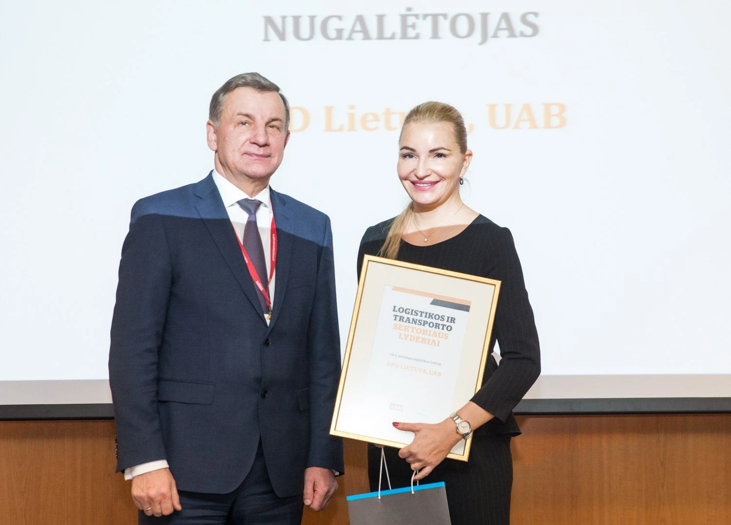 „DPD Lietuva“ vadovė Indrė Puišė su susisiekimo ministru Rimantu Sinkevičiumi. Juditos Grigelytės (VŽ) nuotr.