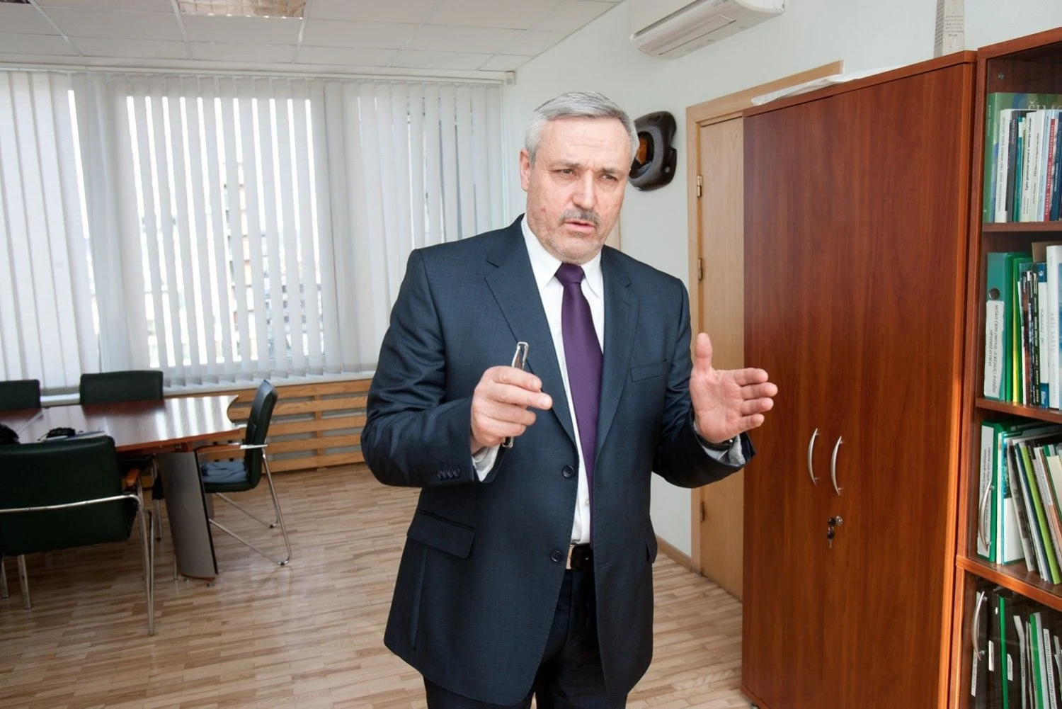 Benjaminas Sakalauskas, Zarasų rajono savivaldybės administracijos direktorius, buvęs Rokiškio miškų urėdas, iki 2014 m. – generalinis miškų urėdas.@CA parasas po nuotrauka:Vladimiro Ivanovo (VŽ) nuotr. 