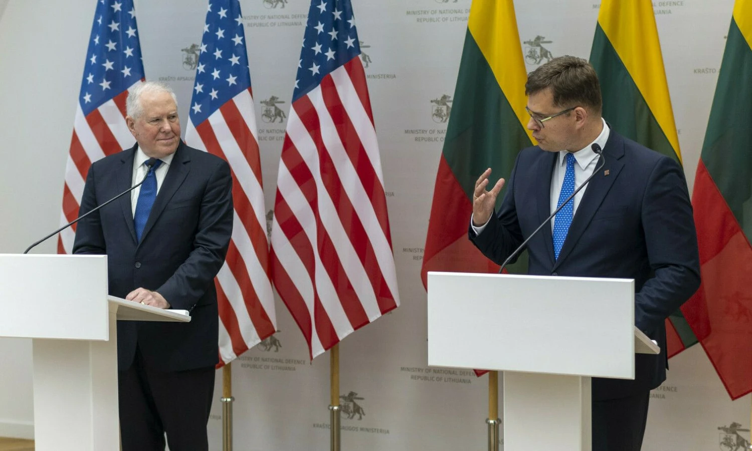 JAV oro pajėgų sekretorius F. Kendallas ir Lietuvos krašto apsaugos ministras L. Kasčiūnas. Srž. sp. K. Kavolėlio / KAM nuotr.