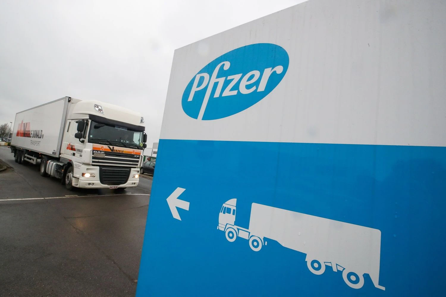 Vakcinos pristatymas vertinamas kaip istorinis uždavinys esamoms logistikos grandinėms. „Reuters“ / „Scanpix“ nuotr.