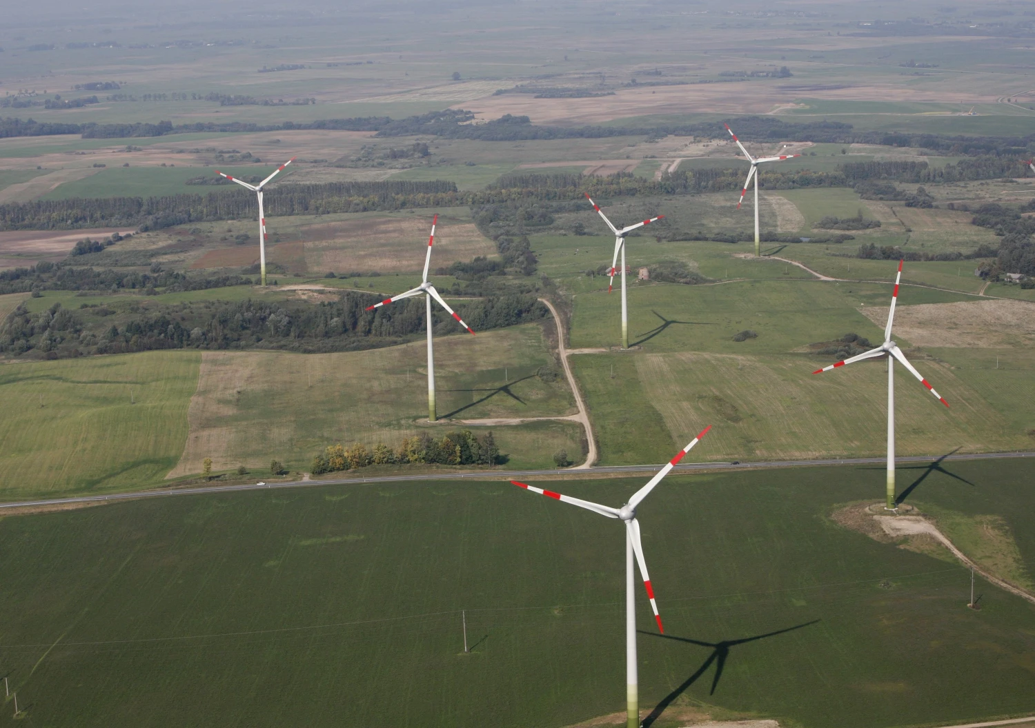 Vėjo parkų plėtros kitąmet nebus – vėjininkai išnaudojo visą 500 MW skatinimo kvotą ir laukia naujų politikų sprendimų.
Gedimino Tamulyno / Tauragės industrinio parko nuotr.