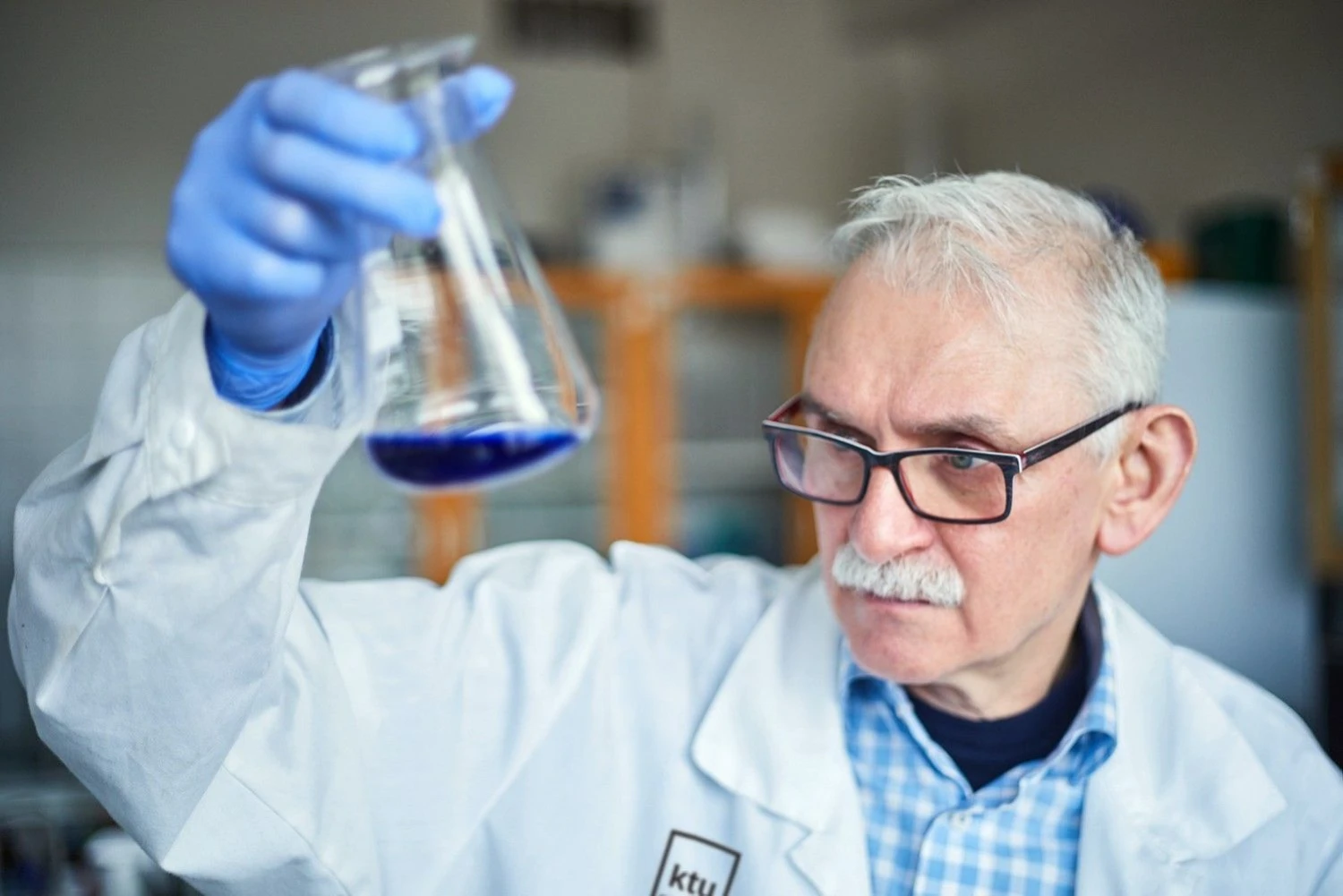 KTU Cheminės technologijos fakulteto (CTF) tyrėjas, docentas dr. Viktoras Račys.