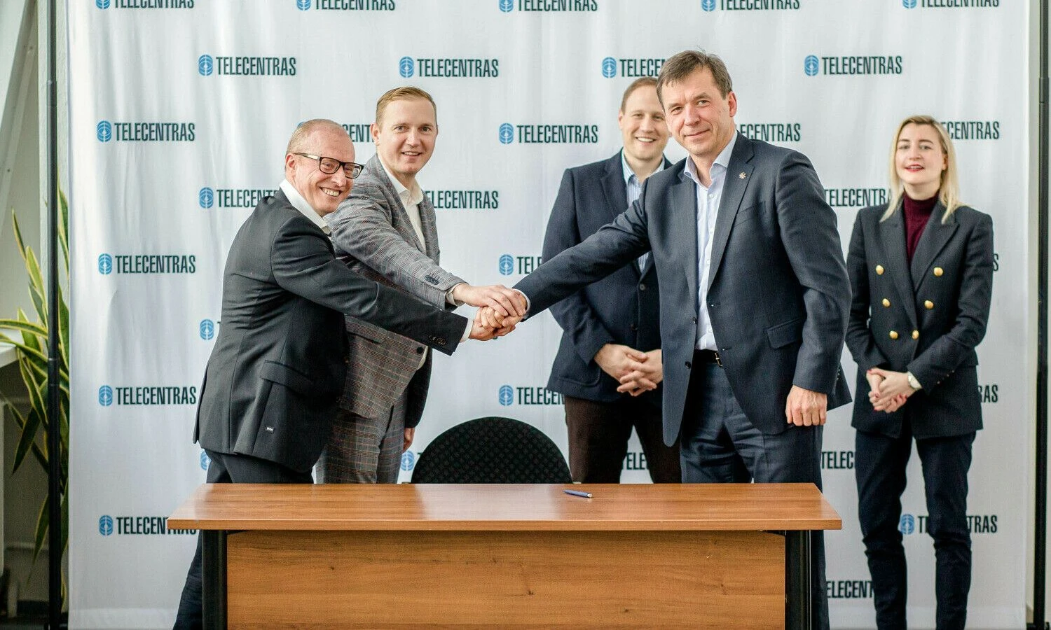 Sutarties pasirašymo momentas (iš dešinės): susisiekimo viceministrė Agnė Vaiciukevičiūtė, Telecentro vadovas Remigijus Šeris, Telecentro veiklos vystymo dep. direktorius Arnas Zuikis, UAB „Agentus“ vadovas Saulius Jonaitis, „UAB „KV Baltic“ vadovas Renaldas Galdikas.