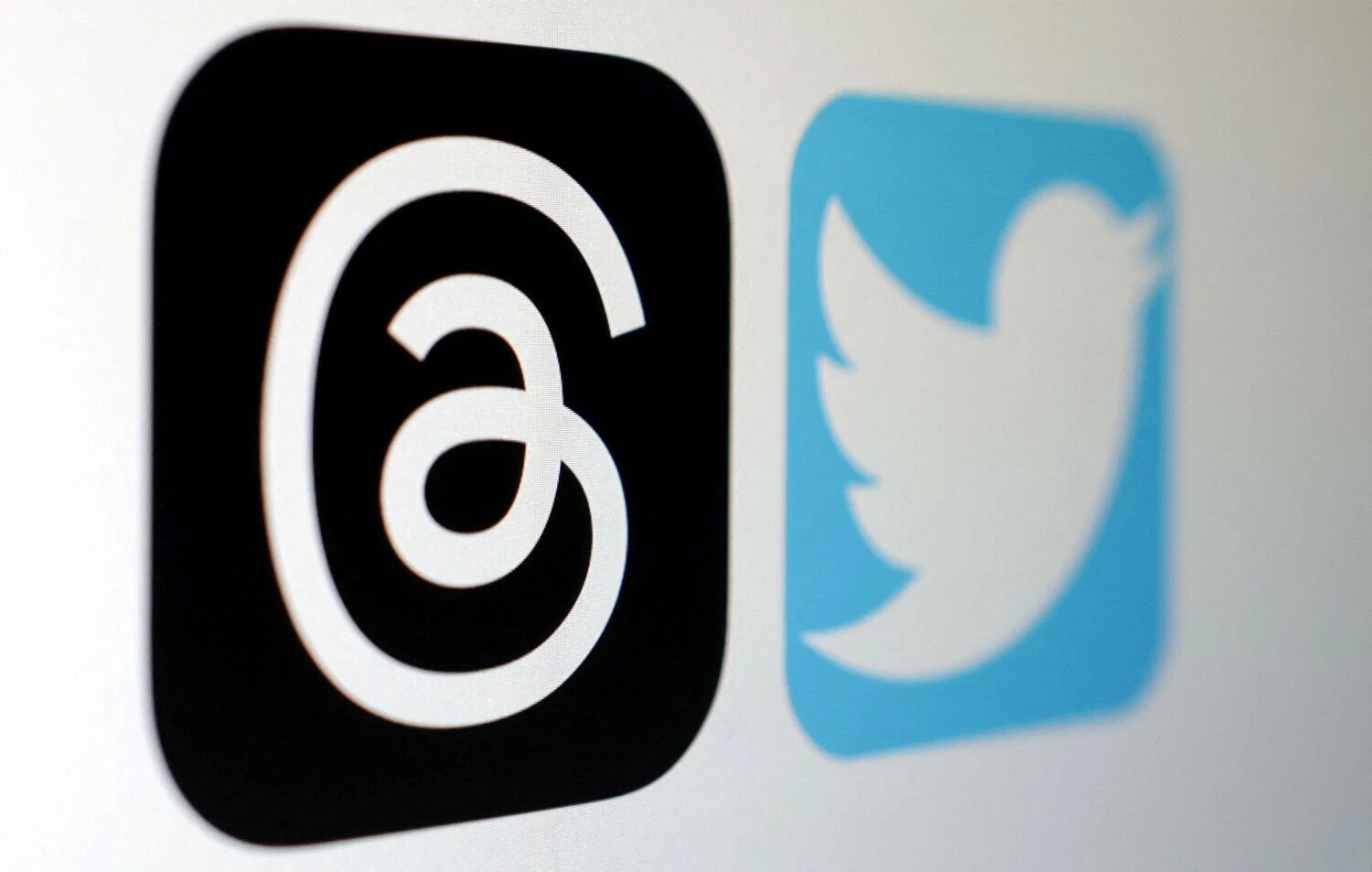 „Threads“ ir „Twitter“ logotipai. Dado Ruviciaus („Reuters“ / „Scanpix“) nuotr.