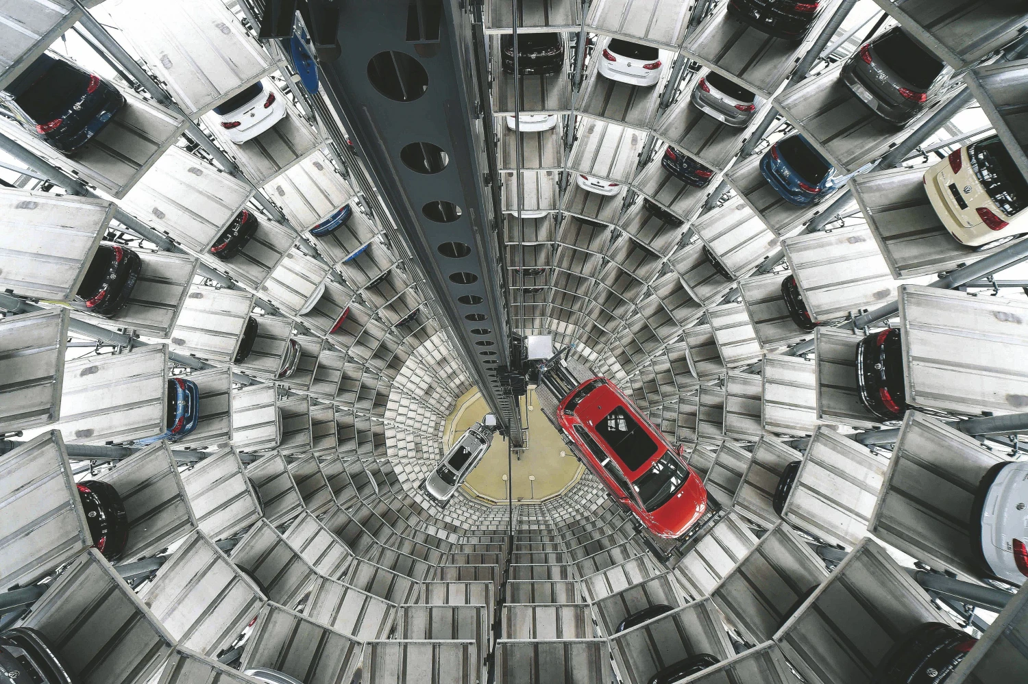 „Volkswagen“ laimėjo abejotinos šlovės prizą – tapo pripažinta labiausiai sukčiaujančia automobilių gamybos bendrove. Tačiau nugalėtoja toli gražu nebuvo vienintelė šių varžybų dalyvė.  Fabiano Bimmerio („Reuters“) nuotr.