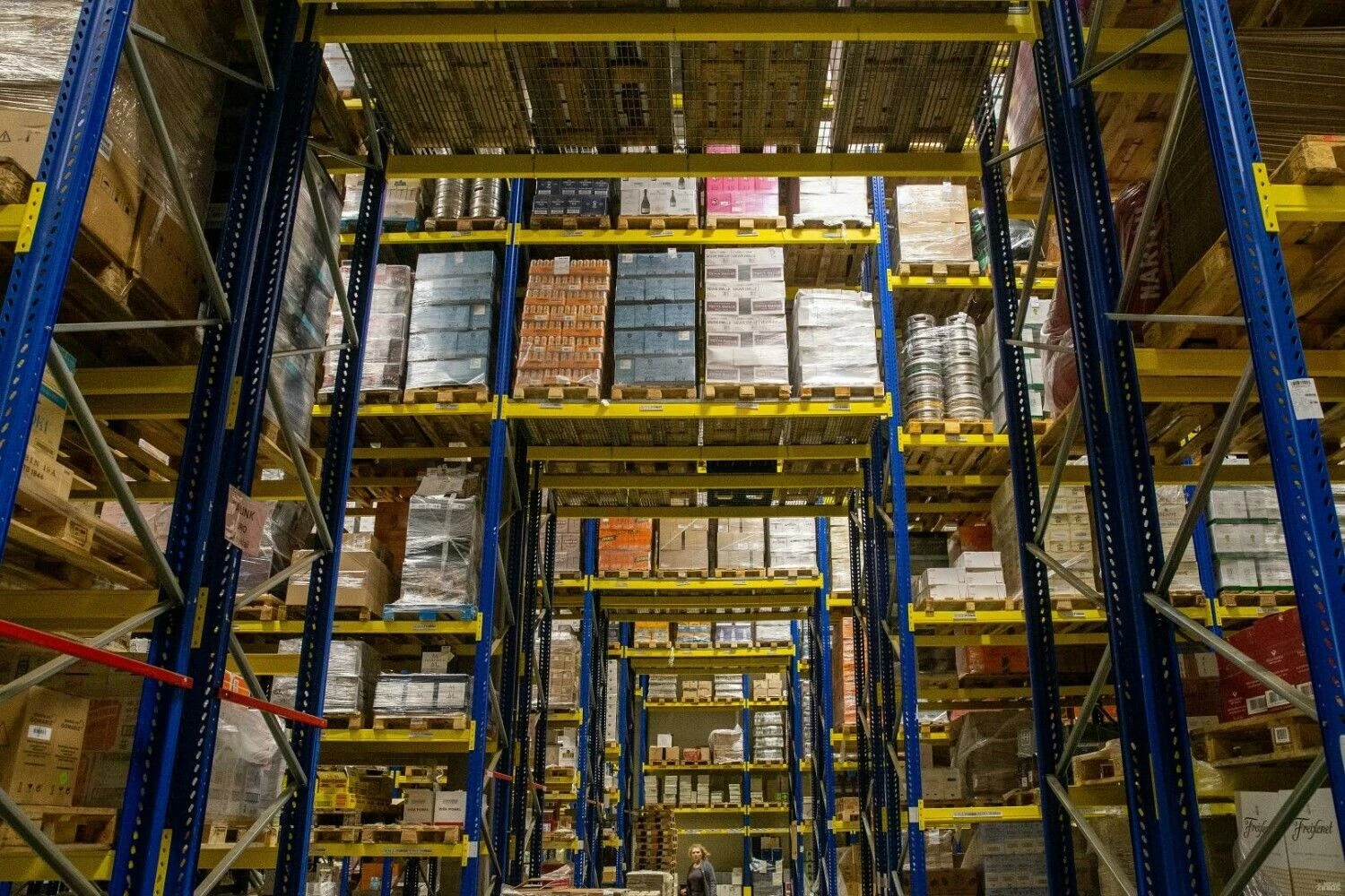 Sandėliuose sukauptos prekės konservuoja brangius pinigus ir verčia atidėlioti naujus užsakymus pramonei. Vladimiro Ivanovo (VŽ) nuotr.