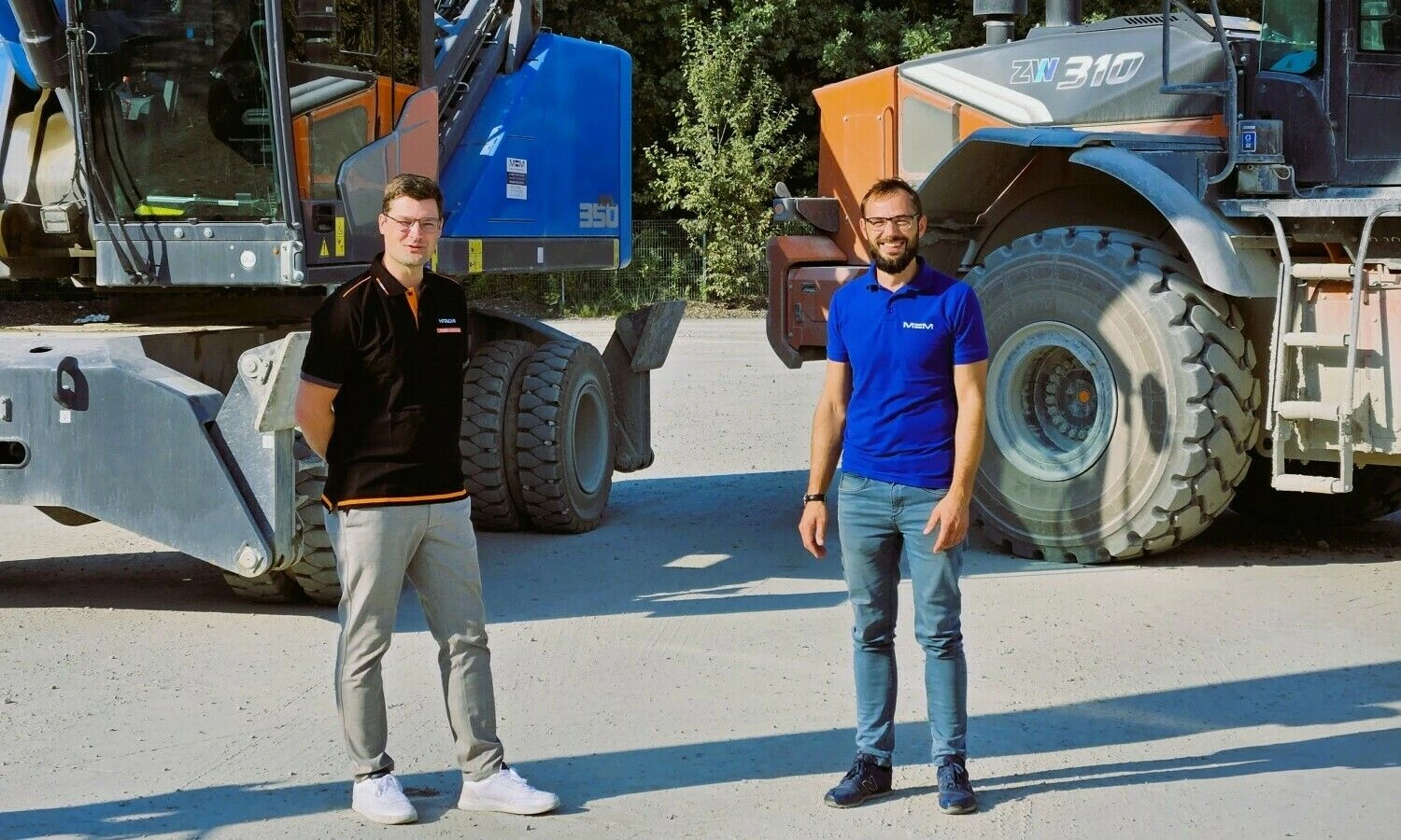 Kęstutis Andrulionis, UAB „Mobile Heavy Machinery“ (MHM) direktorius, ir Paulius Meškelė, MHM serviso vadovas, prie UAB „OPTICARGO“ kliento įsigytos technikos.