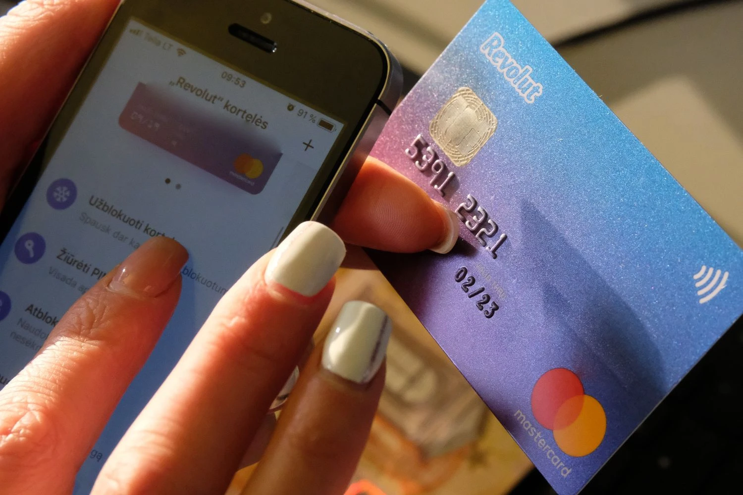 „Revolut“ banko mokėjimo kortelė. Vladimiro Ivanovo (VŽ) nuotr.