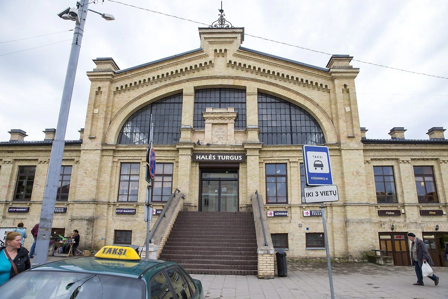 Sostinės Halės turgus vis stipriau vilioja ir pirkėjus, ir smulkųjį verslą.
vladimiro ivanovo (vž) nuotr.
