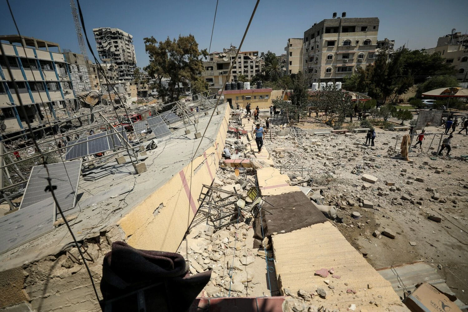 Palestiniečiai apžiūri Izraelio subombarduotos mokyklos griuvėsius Gazos mieste. Dawoud Abu Alkas („Reuters“ / „Scanpix“) nuotr.