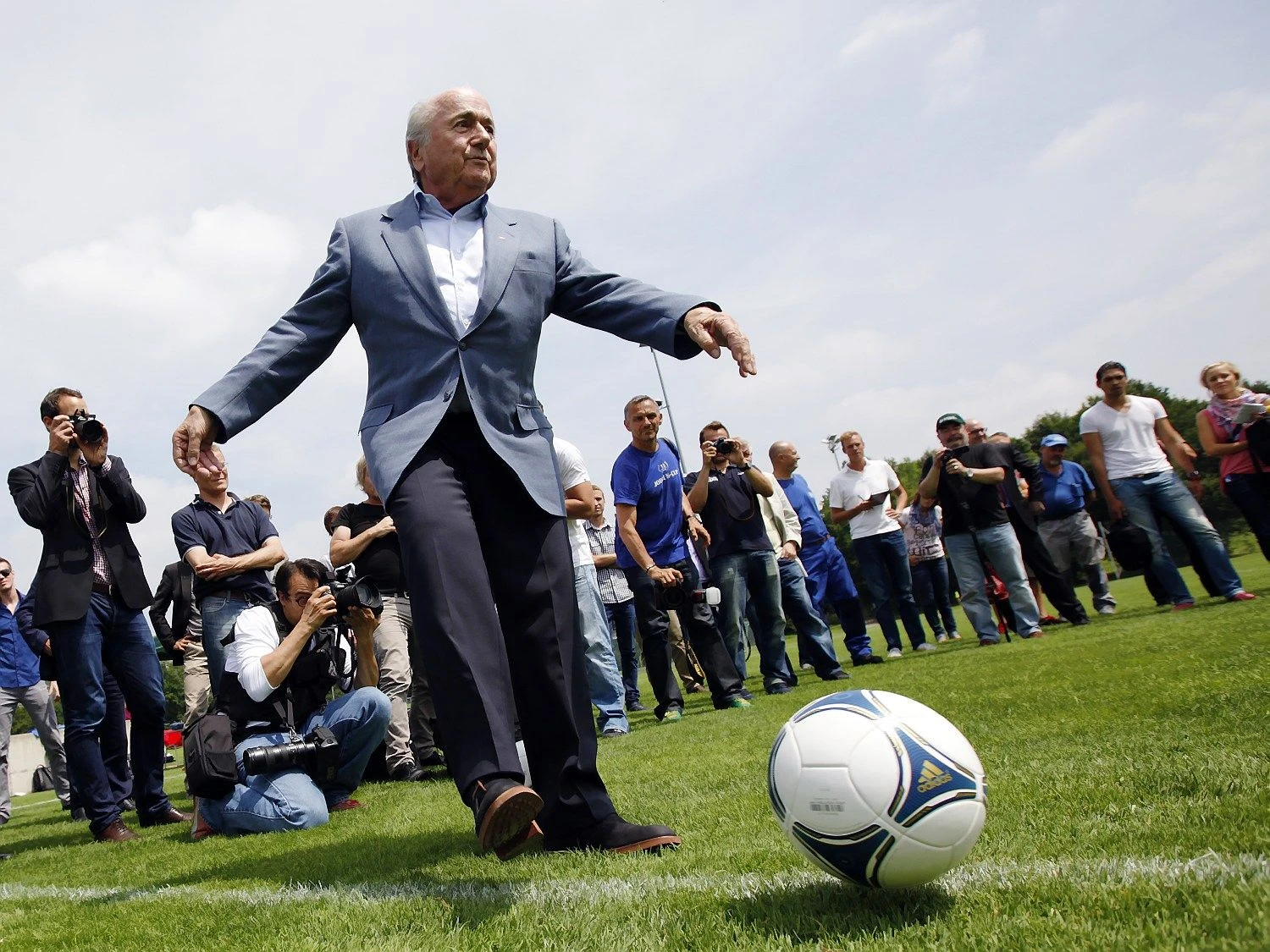 Gana keblu nuo FIFA organizacijos atskirti žmogų, kuris pastaruosius 40 m. kūrė ją pagal save: iš pradžių organizavo futbolo programas Afrikoje, paskui tapo generaliniu sekretoriumi ir galiausiai – prezidentu. Michaelio Buholzerio („Reuters“/„Scanpix“) nuotr.
