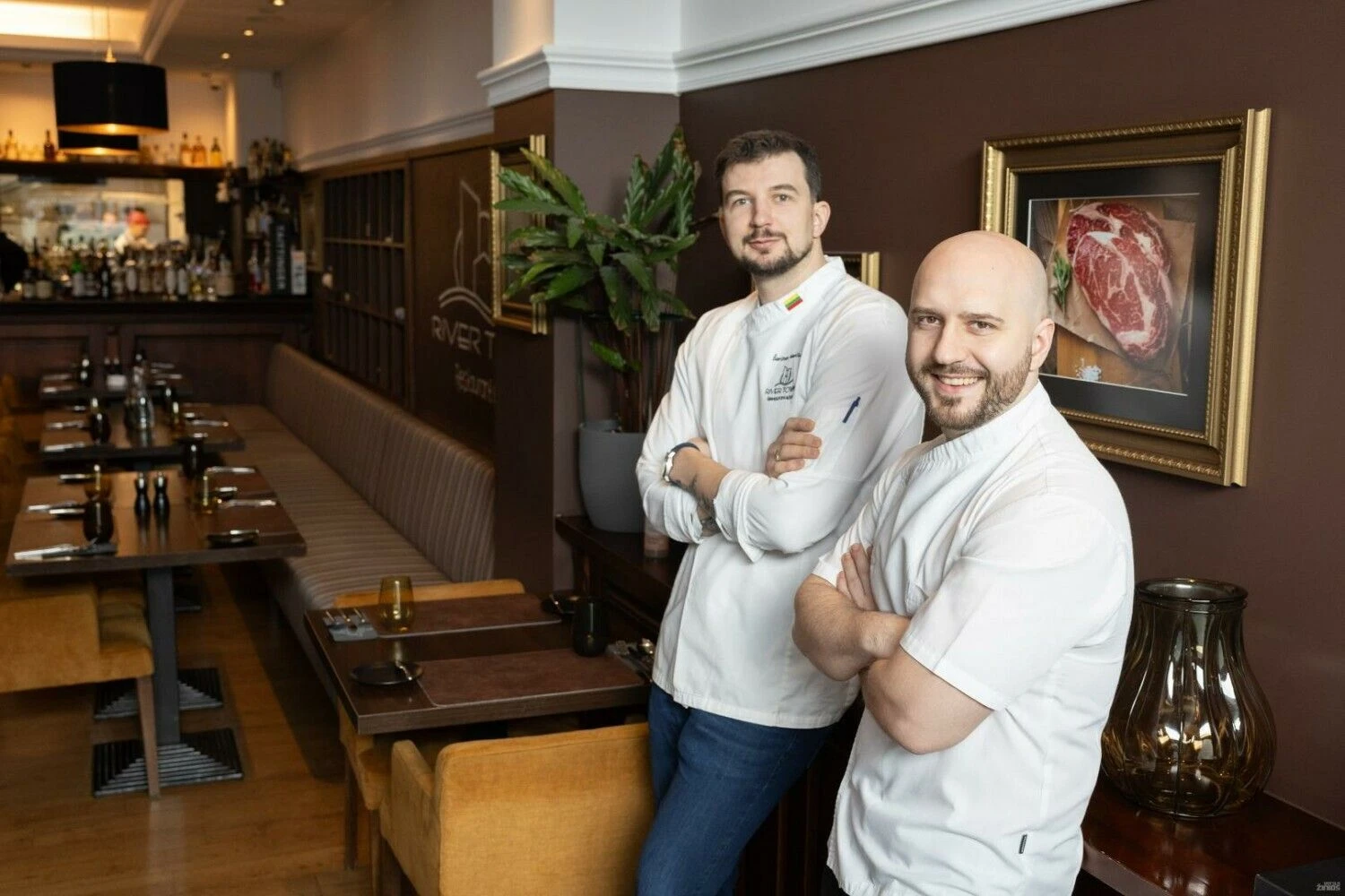 Šarūnas Marčiulaitis (kairėje) ir Darius Miciulevičius, restorano „River Town“ įkūrėjai. Juditos Grigelytės (VŽ) nuotr.