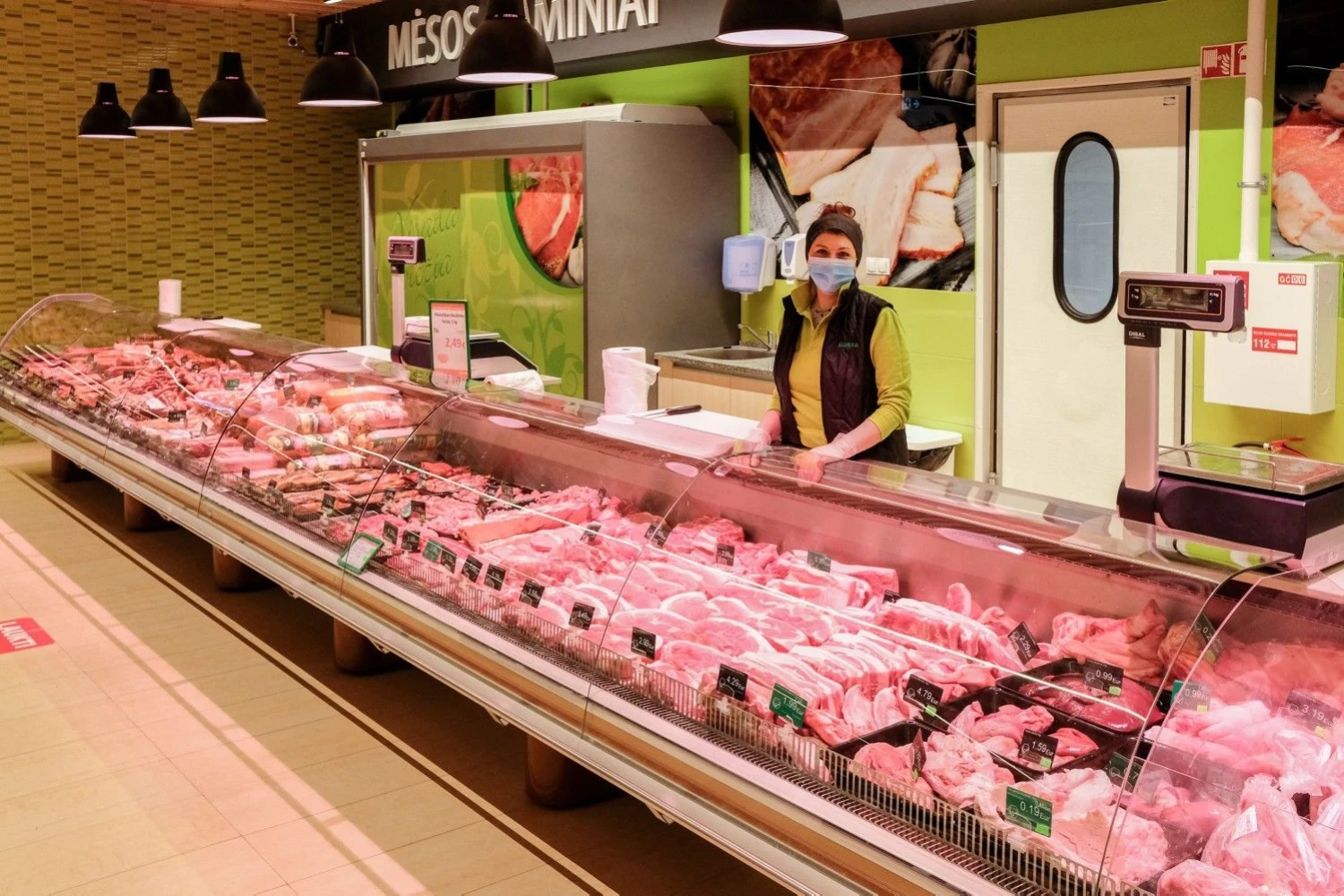 Siekdama sugrąžinti pirkėjus į dideles parduotuves, kuriose reikalaujama galimybių paso, „Norfa“ imasi  specialių nuolaidų brangesniems produktams. VLADIMIRO IVANOVO NUOTR.
