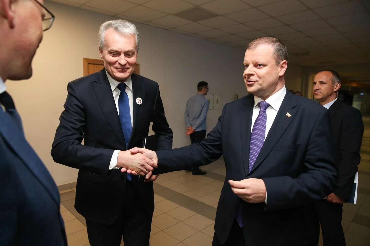 Naujasis prezidentas Gitanas Nausėda (kairėje) paves Sauliui Skverneliui laikinai eiti premjero pareigas ir pateiks jo kandidatūrą Seimui tvirtinti atnaujintos Vyriausybės vadovu. Vladimiro Ivanovo (VŽ) nuotr.
