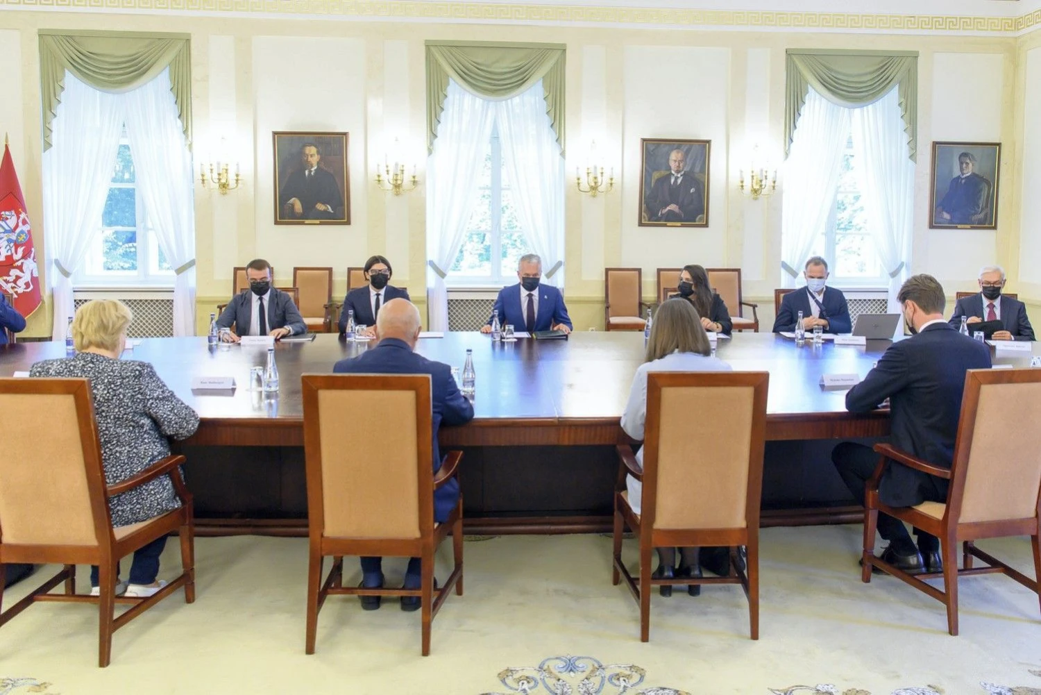 Prezidentas G. Nausėda susitiko su finansų ministre G. Skaiste ir grupe Seimo narių, kad aptartų mokesčių sistemos pertvarkas. Roberto Dačkaus (Prezidento kanceliarija) nuotr. 
