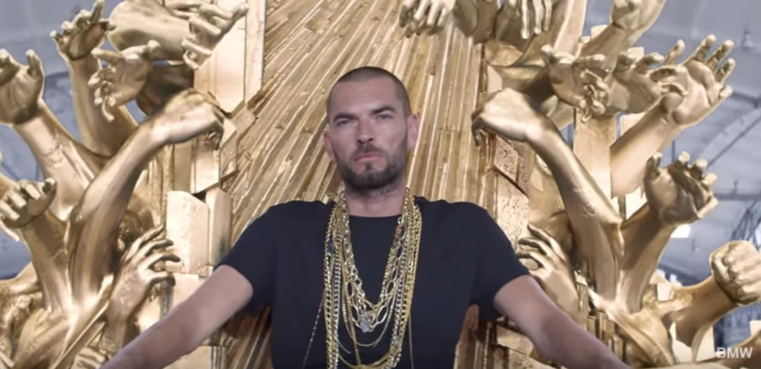 Remigijus Golubevas, iki šiol matytas keliuose lietuviškuose klipuose, nusifilmavo BMW reklamoje. „Youtube“ stop kadras.