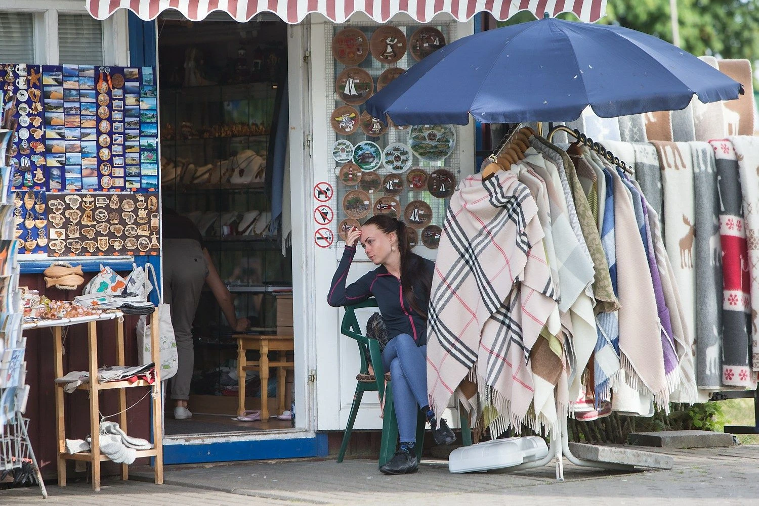 Juditos Grigelytės (VŽ) nuotr.
Suvenyrų pardavėjai Nidoje.
