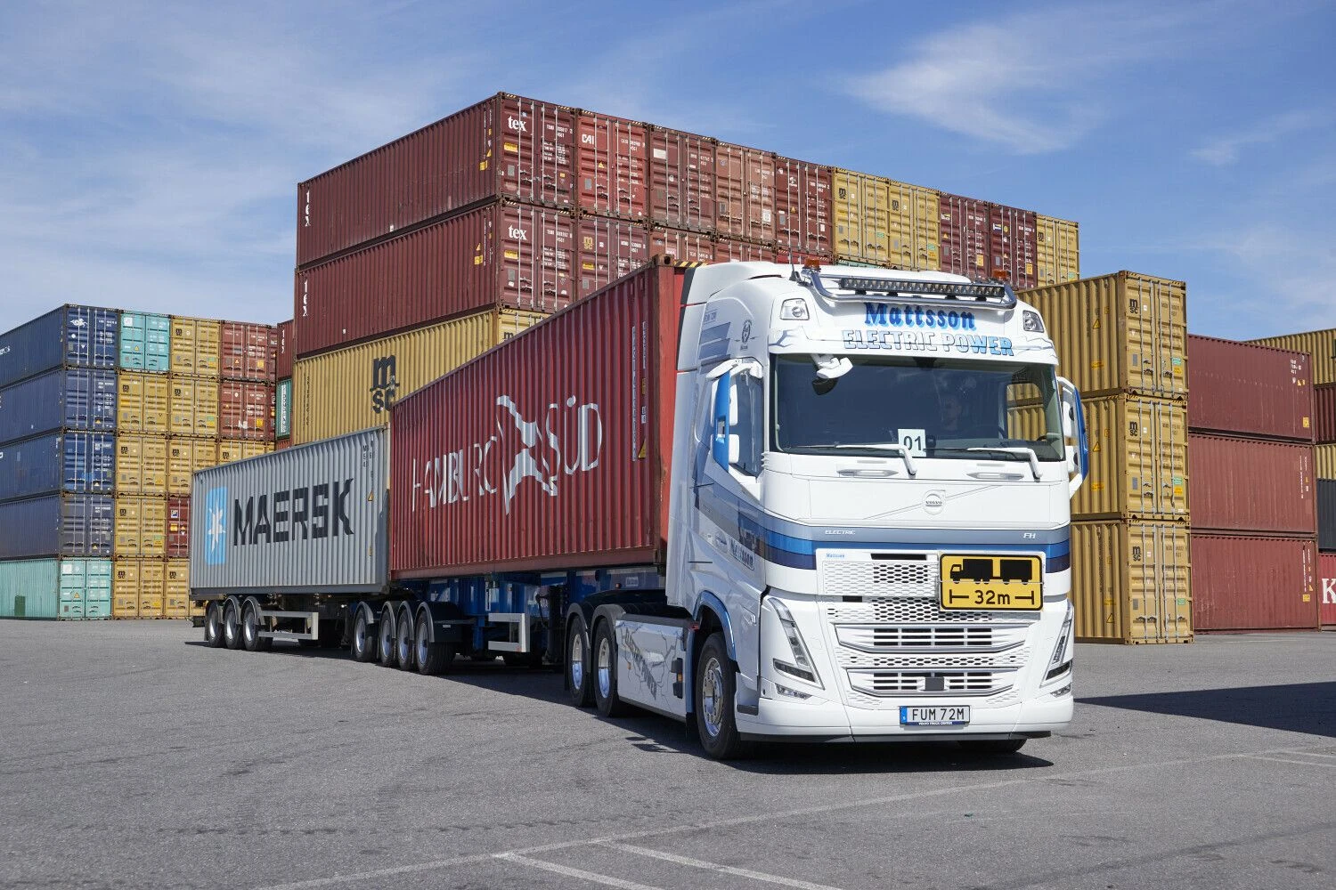 Švedijoje leidžiama naudotis iki 34 m ilgio ir iki 74 t sveriančiais autotraukiniais, kurie vienu metu gali vežti du 40-ies pėdų konteinerius. „Volvo Truck Corporation“ nuotr.
