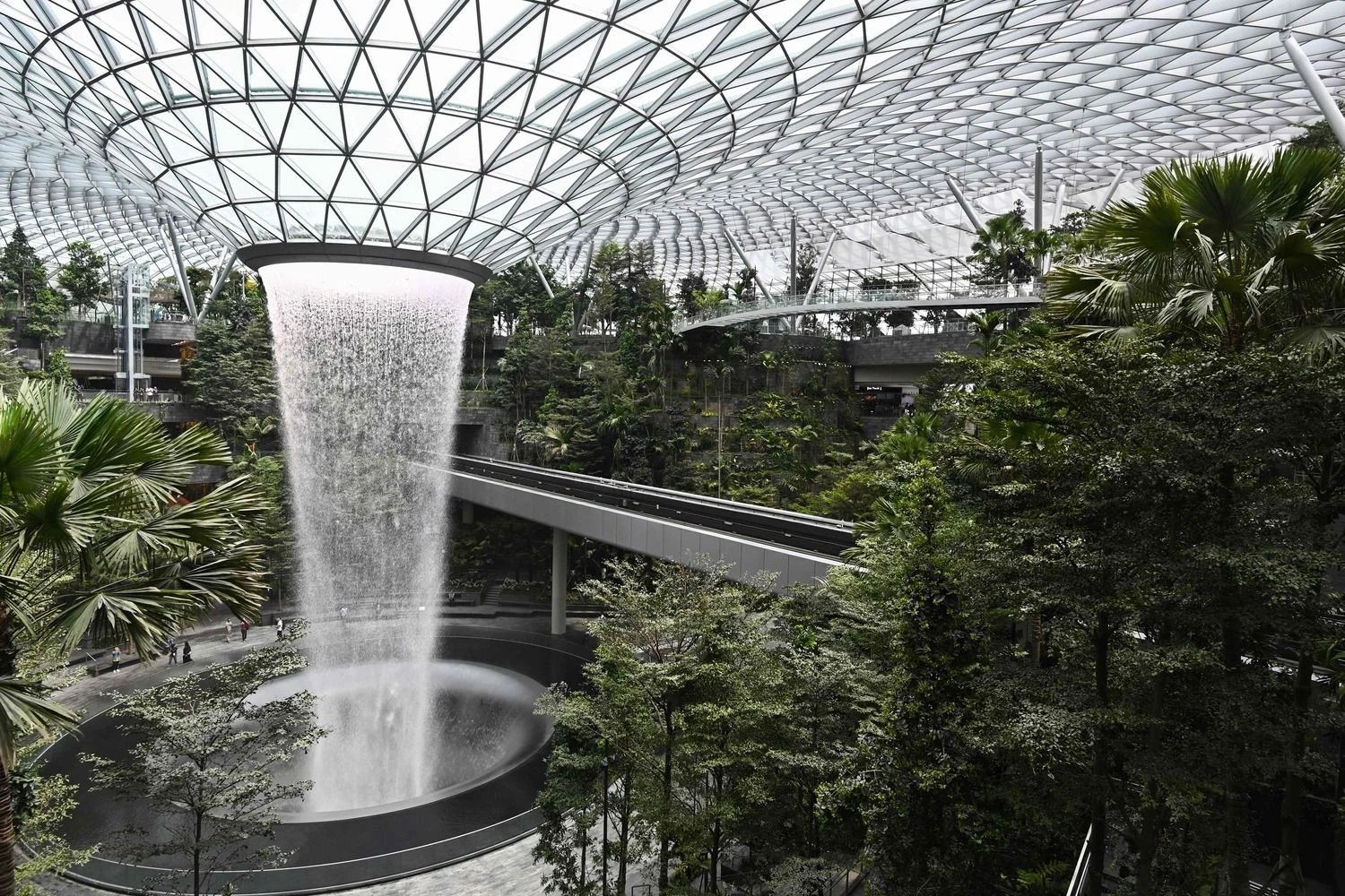 Singapūro Čiangio oro uosto „Jewel“ komplekse. Roslano Rahmano/“Scanpix“ nuotr. 