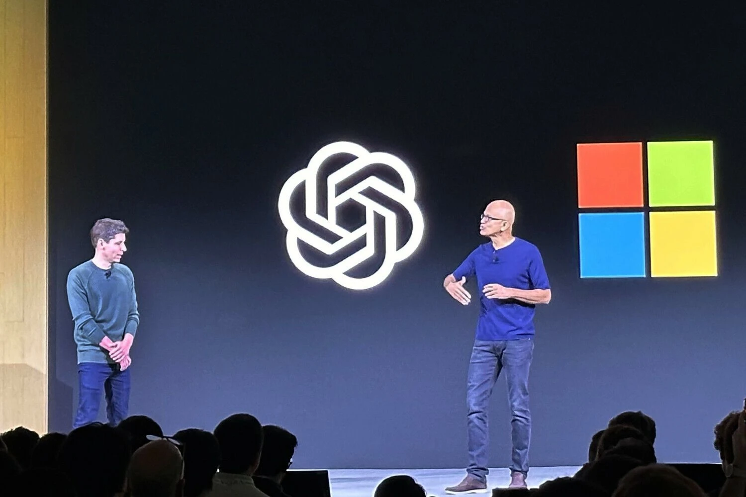 Samas Altmanas, „OpenAI“ vadovas (kairėje) ir Satya Nadella, „Microsoft“ vadovas. Barbaros Ortutay (AP / „Scanpix“) nuotr.