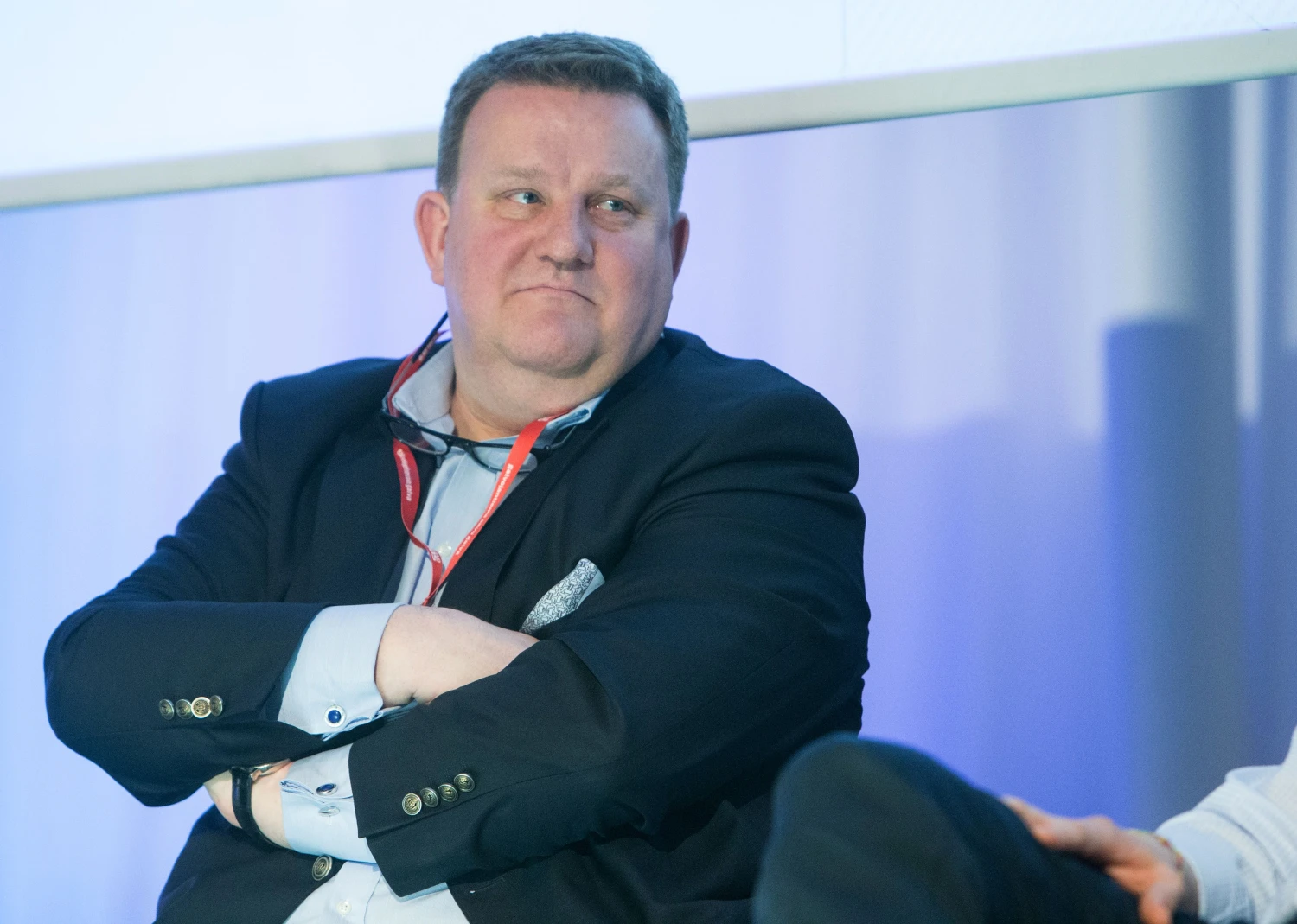 Arūnas Šikšta, buvęs „Teo LT“ vadovas, Vilniaus miesto tarybos narys: „Manau, kad turime žiūrėti į tų žmonių profesionalumą, ne pavardes. Būkime atviri, ta pati Alma Vaitkunskienė yra mano buvusi darbuotoja, o Darius Nedzinskas – pavaduotojas.“  