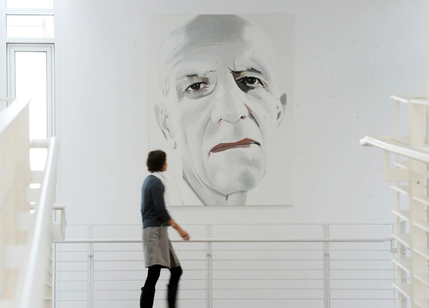 Dabar Alexo Katzo patirtis tapant siekia kone 70 metų, o dailininkas vis dar bėga link finišo linijos, kurios, atrodo, taip niekada ir nepasieks. Nuotraukoje – menininko portretas, kurį nutapė dailininkas Christophas Schellbergas. Uli Decko („All Over Press“) nuotr.