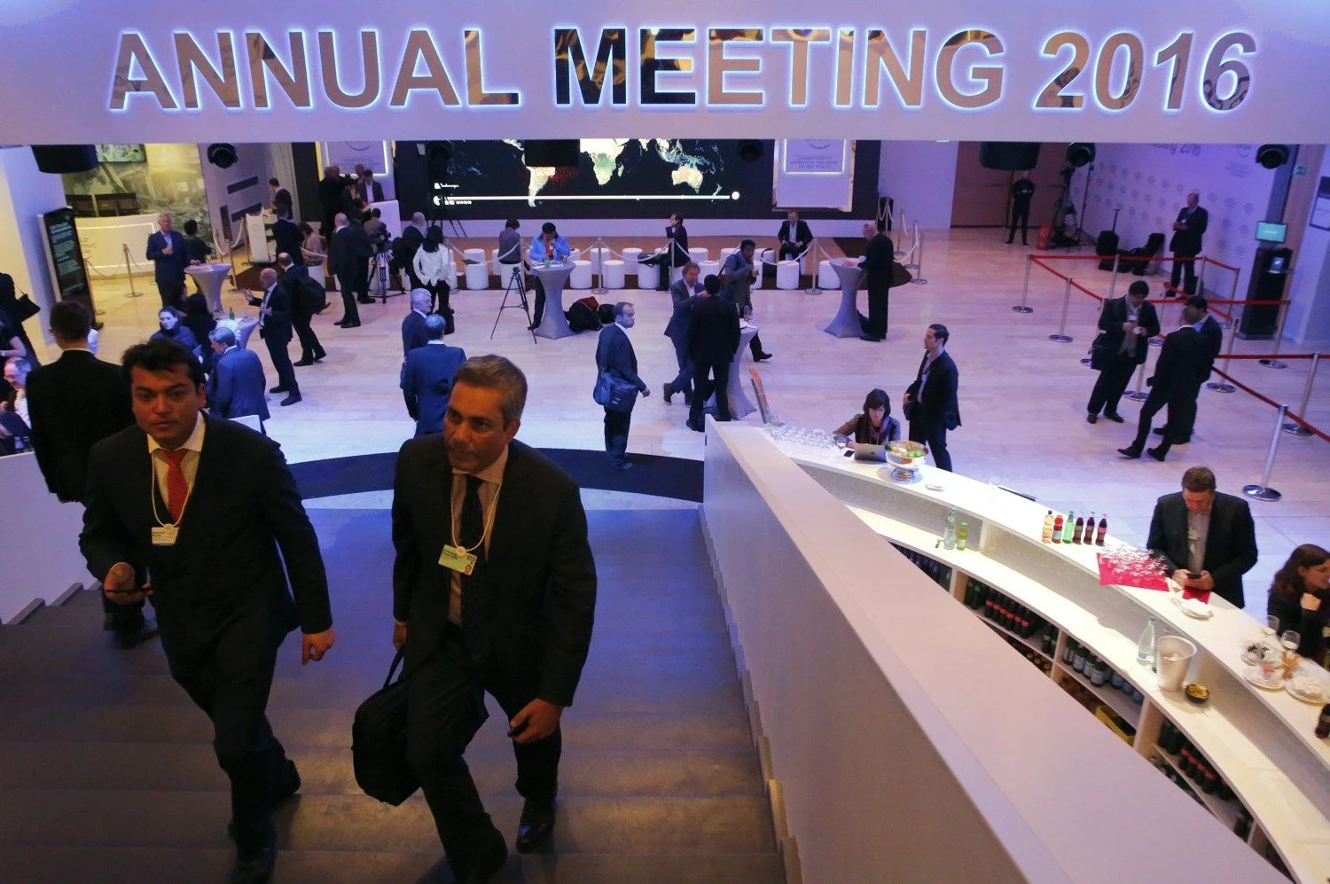 Attendees walk inside the Congress Center during the Annual Meeting 2016 of the World Economic Forum (WEF) in Davos, Switzerland January 20, 2016. REUTERS / Ruben Sprich