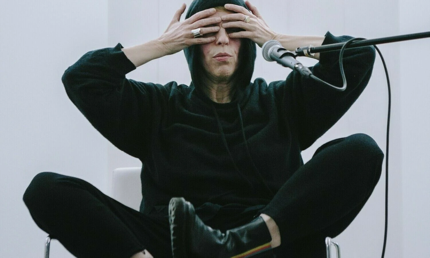 Eszter Salamon savo performanse „Dance for Nothing (revisited)“, 2024 m. Baltijos trienalė. Sebastiano Reiserio nuotr.