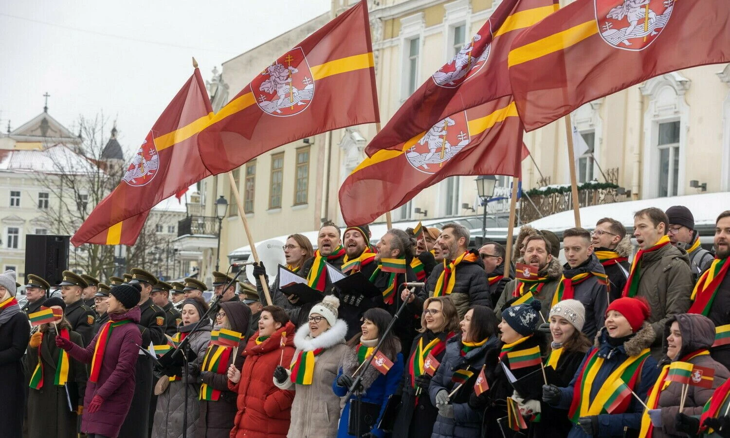 Vilniaus vėliavų pakėlimas Rotušės aikštėje. Rengėjų nuotr.