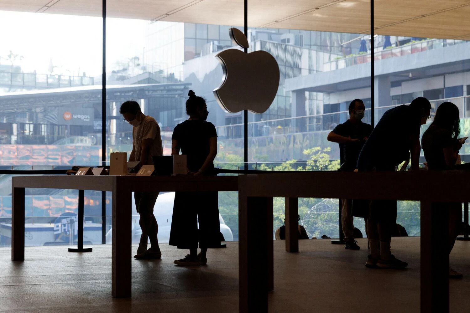 „Apple“ parduotuvė Kinijoje. Thomaso Peterio („Reuters“ / „Scanpix“) nuotr.