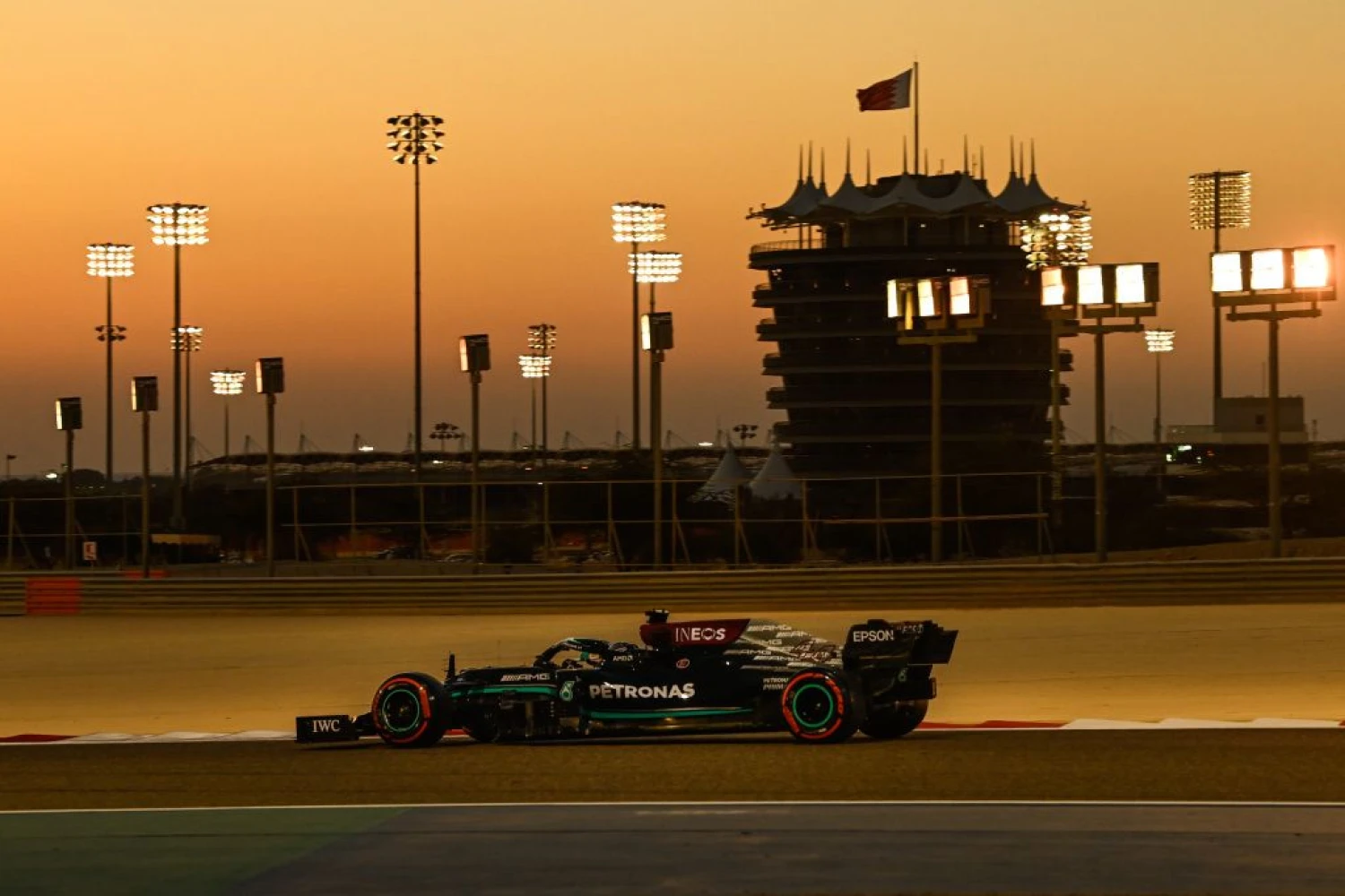 Lewisas Hamiltonas ir „Mercedes-AMG Petronas Motorsport“ Bahreine ruošiasi naujam sezonui. „Daimler AG“ nuotr.