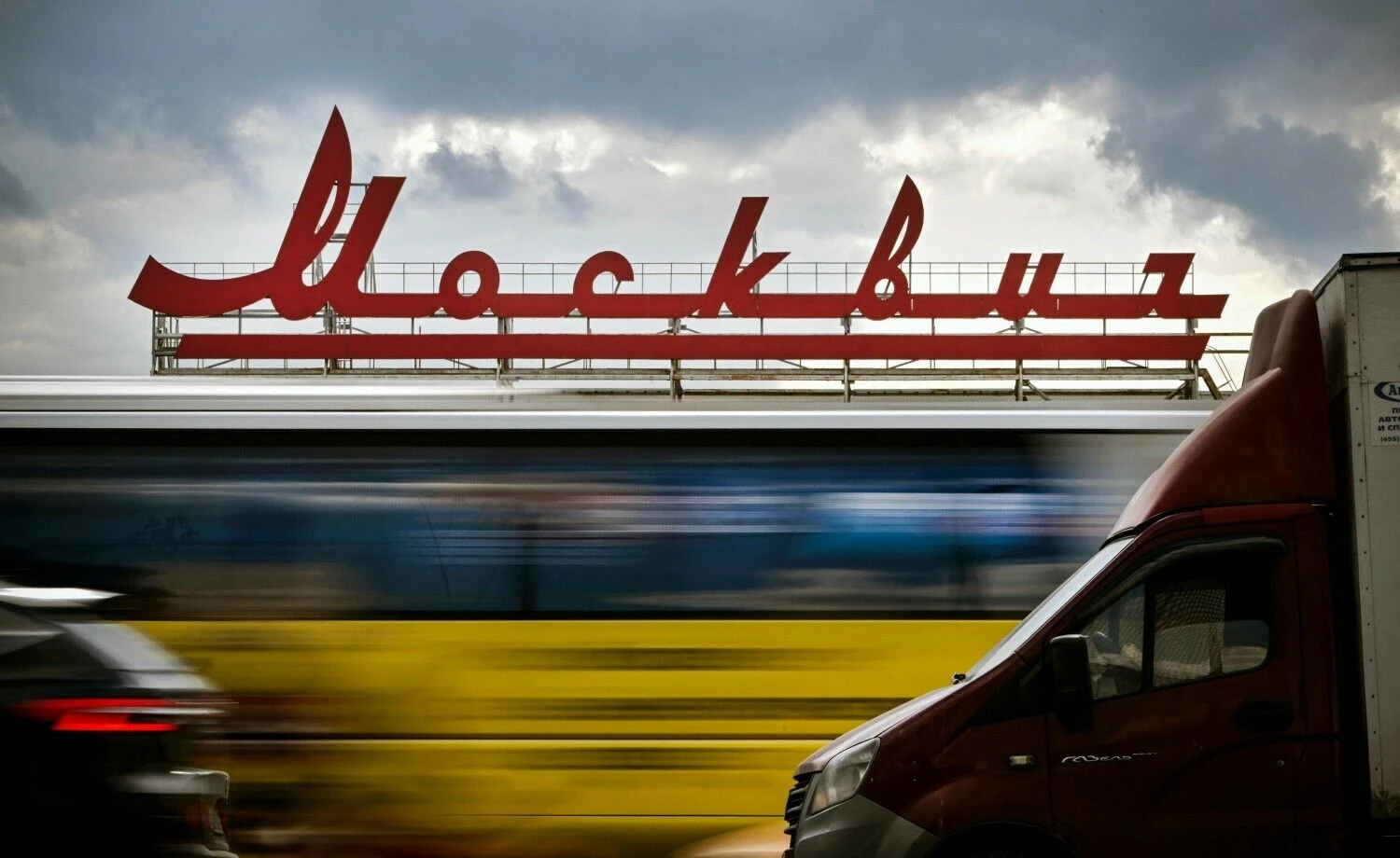 Buvusioje „Renault“ gamykloje atgimė „Moskvič“. Aleksanderio Nemenovo (AFP / „Scanpix“) nuotr.