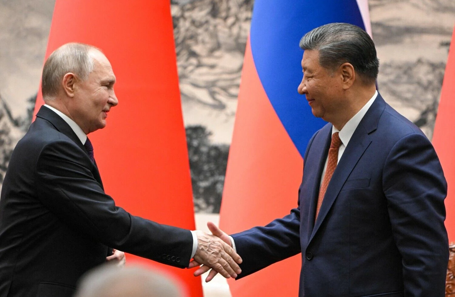 Vladimiras Putinas, karo nusikaltimais kaltinamas Rusijos diktatorius, ir Xi Jinpingas, Kinijos prezidentas. Sergejaus Gunevo („Sputnik“ /„Scanpix“) nuotr.