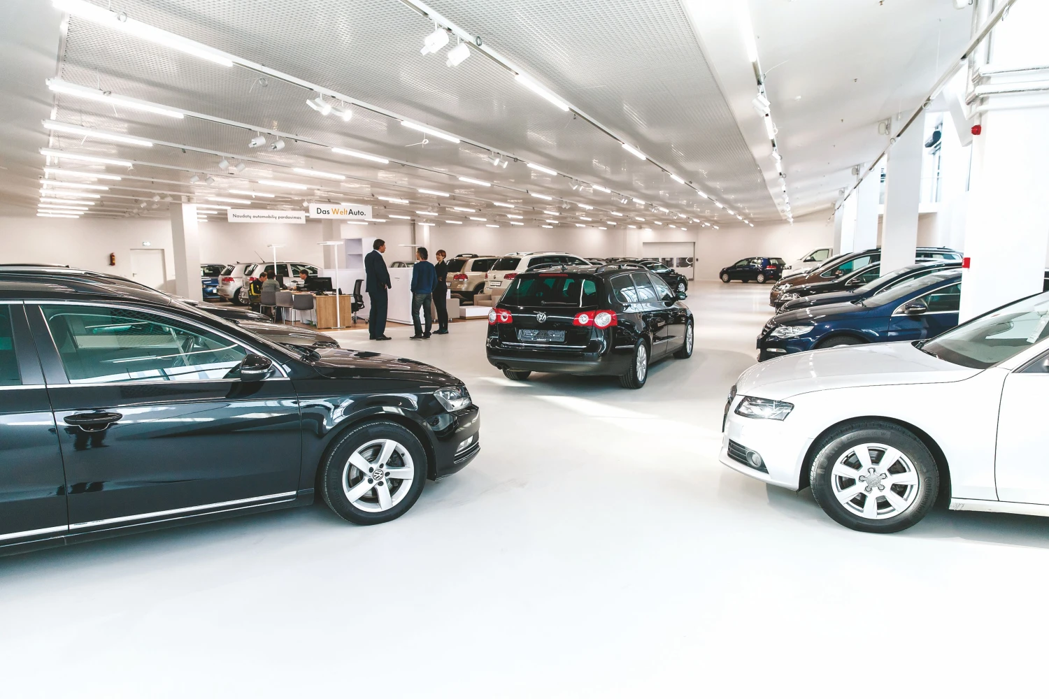 Geriausiai sekasi seniausioms ir didžiausioms automobilių prekybos įmonėms. Vladimiro Ivanovo (VŽ) nuotr.