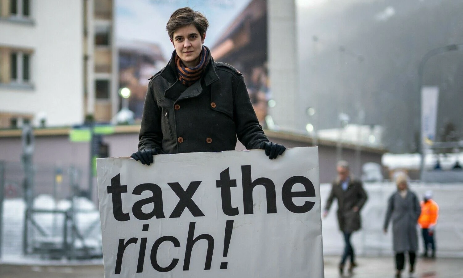 Austrė Marlene Engelhorn, Vokietijos chemijos milžinės BASF paveldėtoja, prie Kongresų centro per Pasaulio ekonomikos forumo metinį susitikimą Davose, 2024 m. sausio 15 d. Fabrice Coffrini (AFP / „Scanpix“) nuotr.