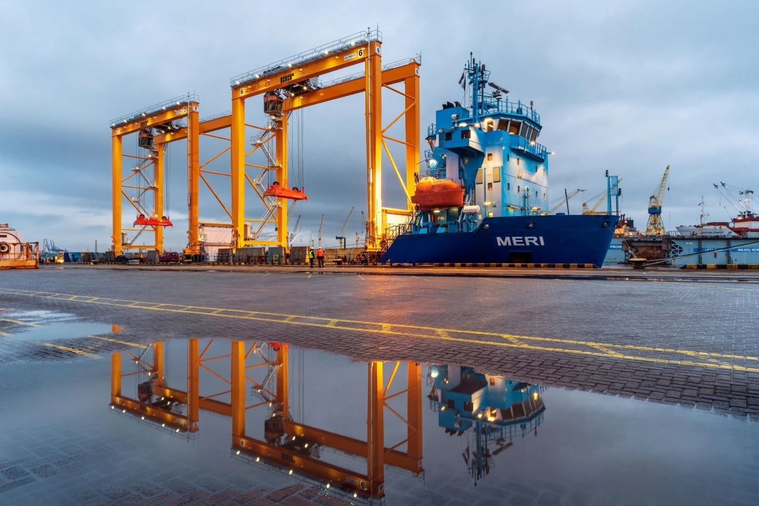 Į Klaipėdą specialiu laivu atplukdyti nauji KKT kranai. Įmonės nuotr.