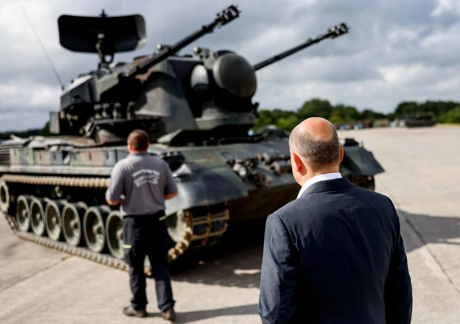 Olafas Scholzas, Vokietijos kancleris, prie šarvuočio „Gepard“. Axelio Heimkeno („Reuters“/„Scanpix“) nuotr.
