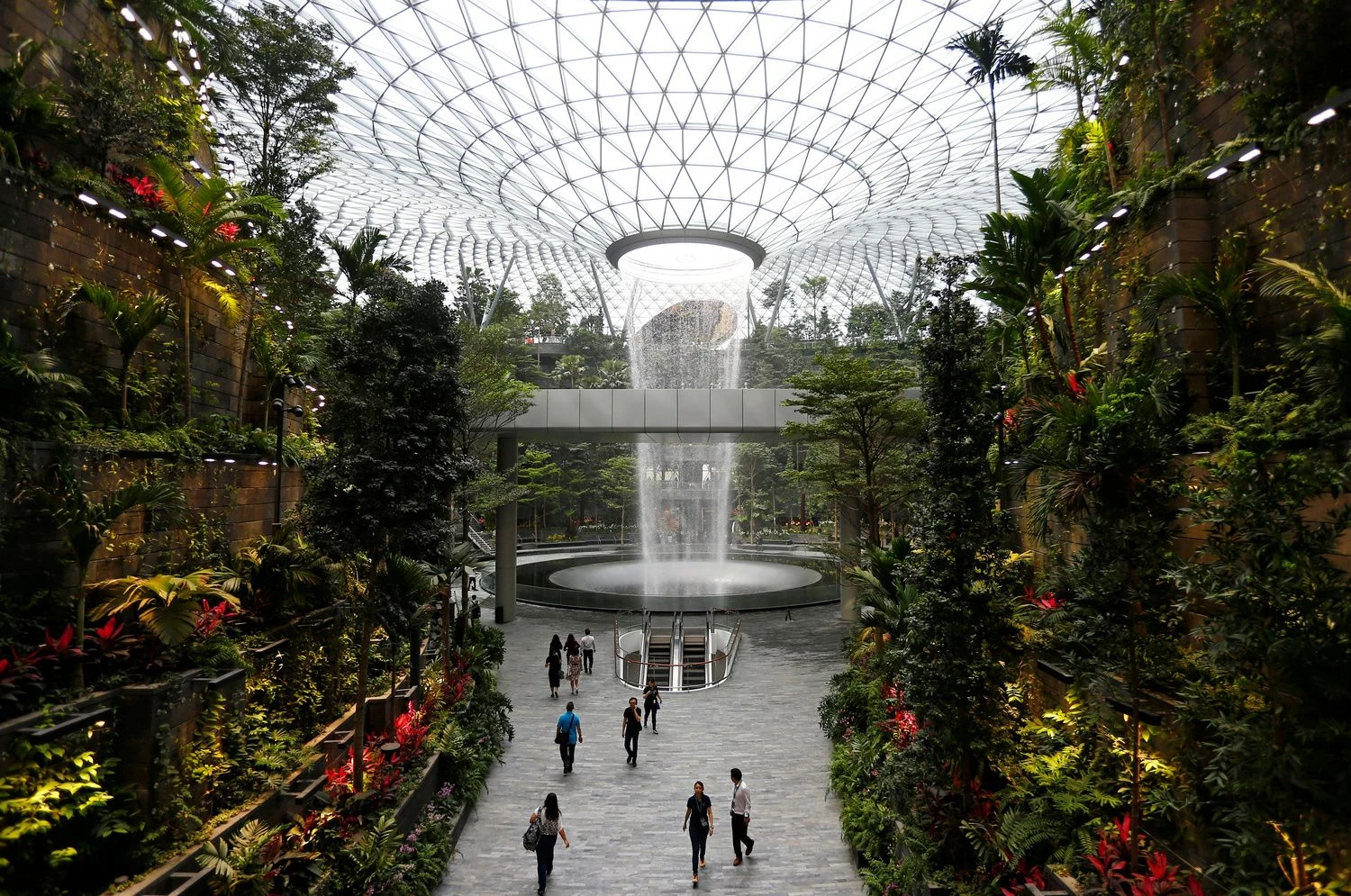 Singapūro Čiangio oro uosto sodas su aukščiausiu pasaulyje uždarose erdvėse įrengtu kriokliu (40 m). Feline Lim („Reuters“/“Scanpix“) nuotr.