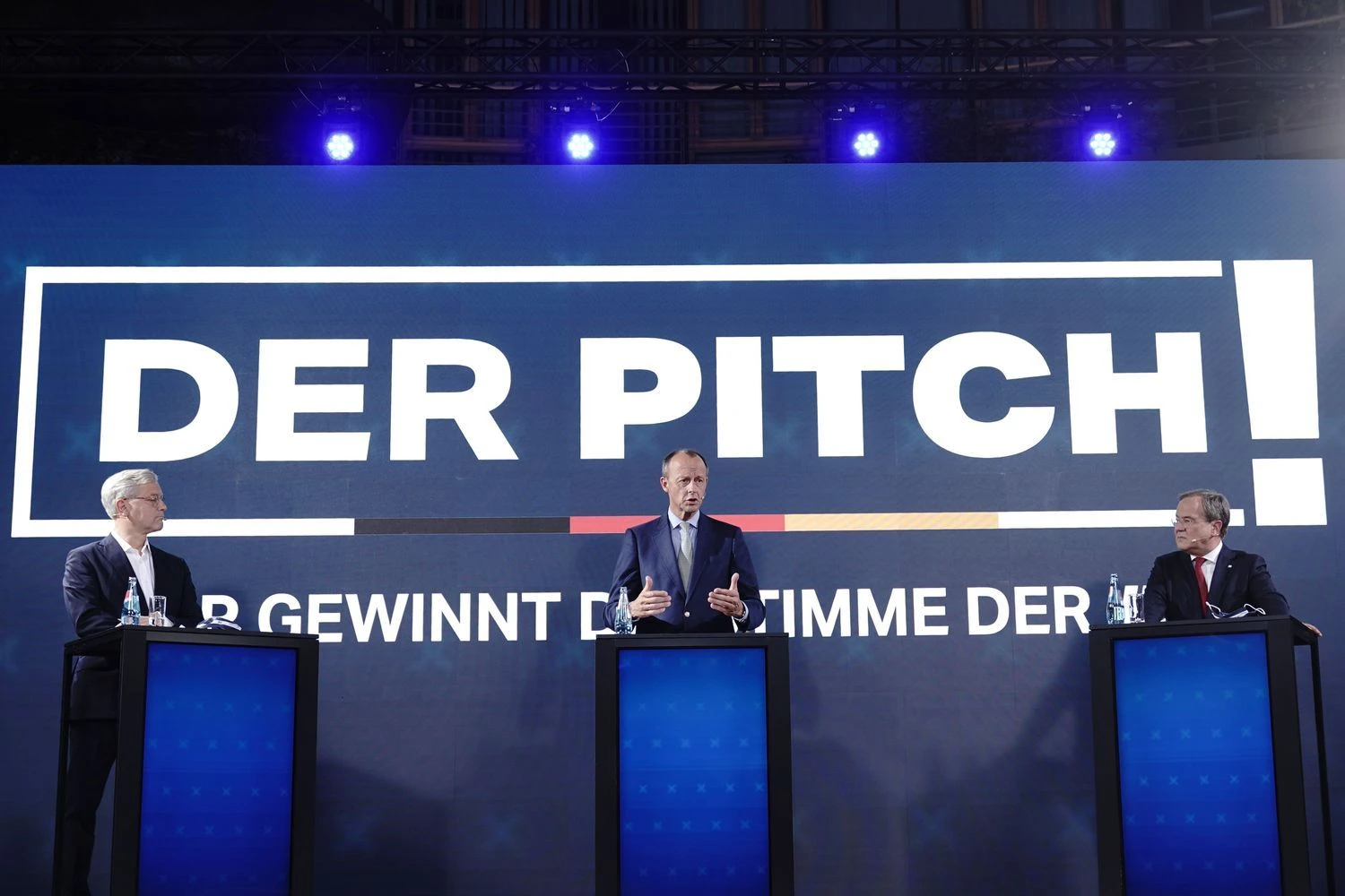 Norbertas Rottgenas, Friedrichas Merzas ir Arminas Laschetas (iš kairės į dešinę) debatuose. Michaelo Kappelerio („AFP“ / „Scanpix“) nuotr. 