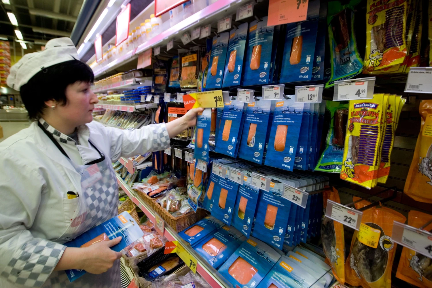 Tyrimai rodo, kad  prekybos tinklų ženklais žymimus produktus žmonės renkasi dėl to, kad jie vidutiniškai 49% pigesni nei gamintojų prekių ženklų produktai.   VLADIMIRO IVANOVO (VŽ) NUOTR.