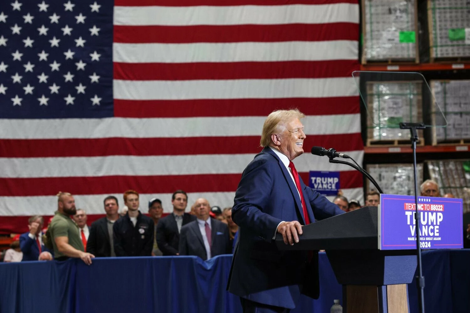 Donaldas Trumpas, respublikonų kandidatas į JAV prezidentus kalba įmonės „Mosac Group“ sandėlyje surengtame kampanijos renginyje Šiaurės Karolinoje. Melissos Melvin-Rodriguez („ZUMA Press“ / „Scanpix“) nuotr.