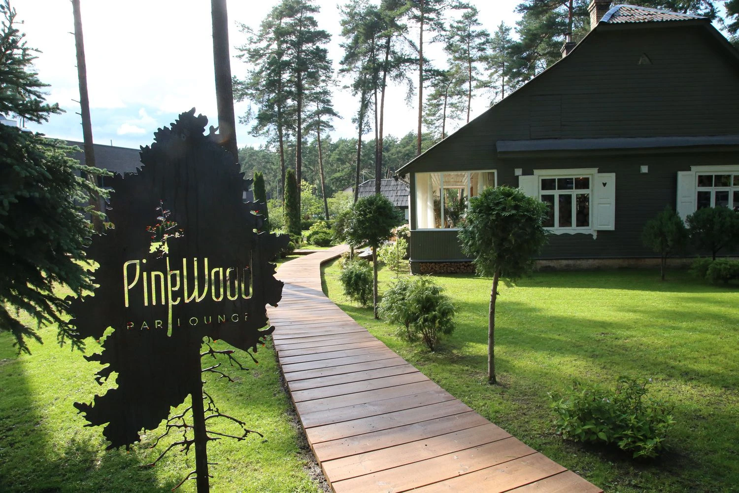 Baras restoranas „PineWood Bar/Lounge“. Vladimiro Ivanovo (VŽ) nuotr.