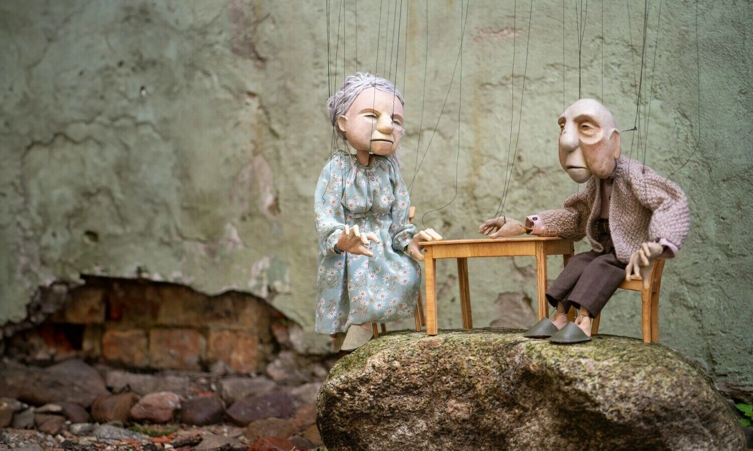 Iš Klaipėdos lėlių teatro spektaklio suaugusiems „Karvė yra meilė“. Kristijono Luc?insko nuotr.
