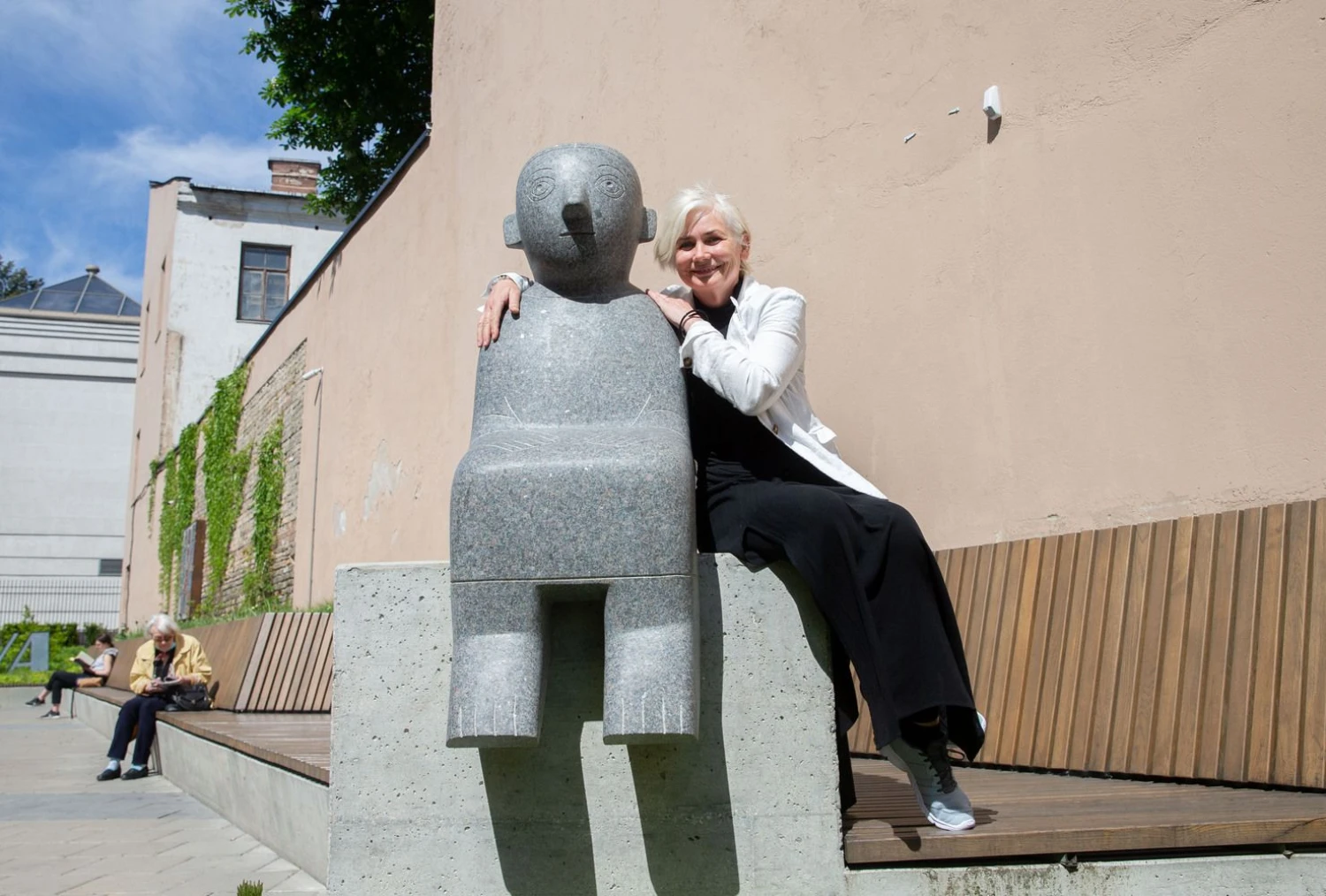 Aktorė Ilona Balsytė prie savo prakalbintos Ksenijos Jaroševaitės skulptūros „Sėdinti“. Juditos Grigelytės (VŽ) nuotr.